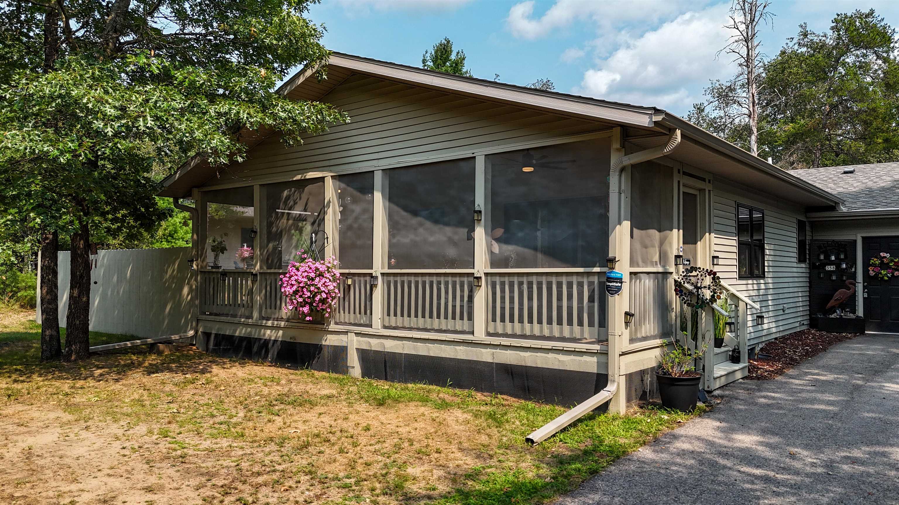 358/360 White Waters Trail Property Photo 8