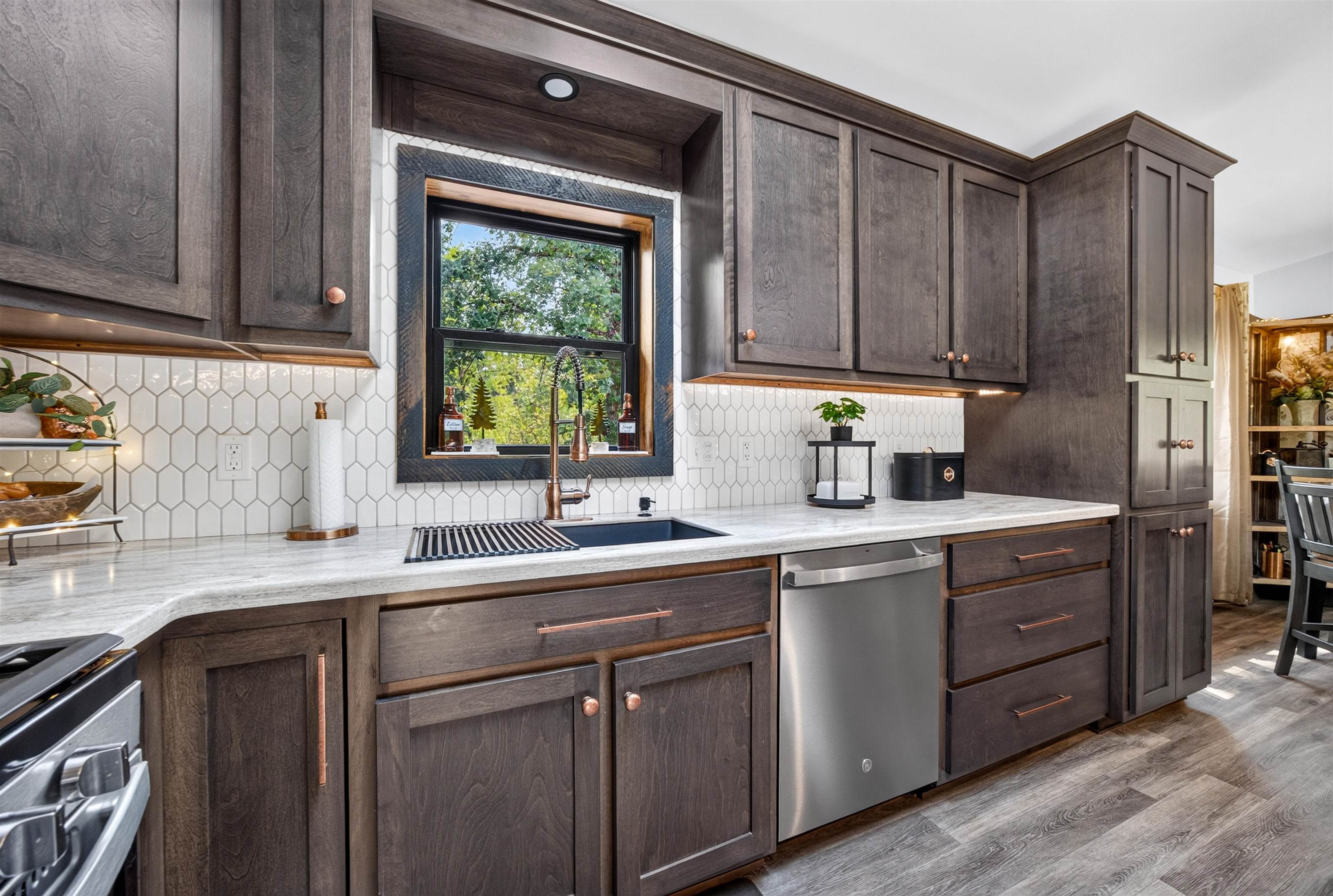 358/360 White Waters Trail Property Photo 16