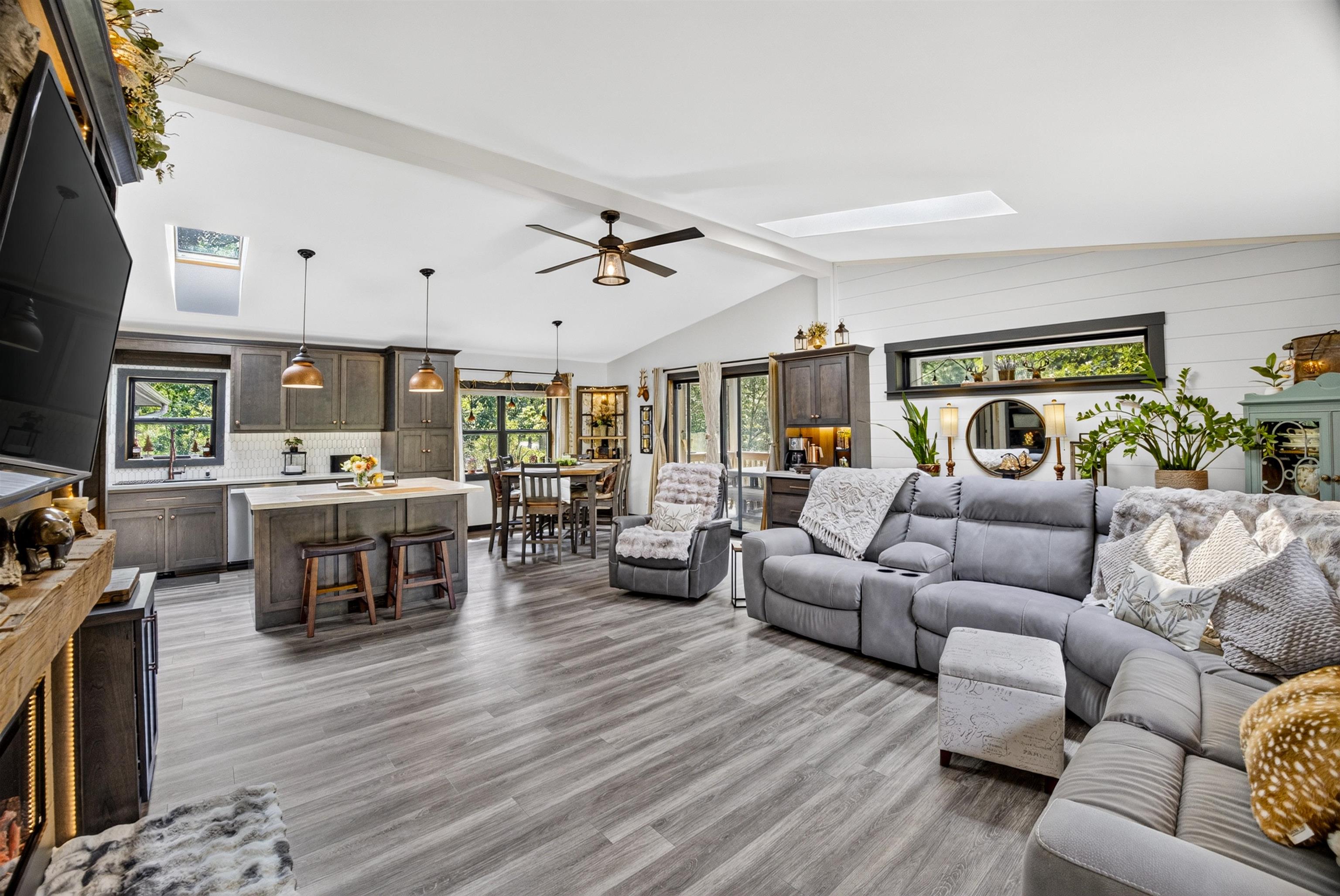 358/360 White Waters Trail Property Photo 17