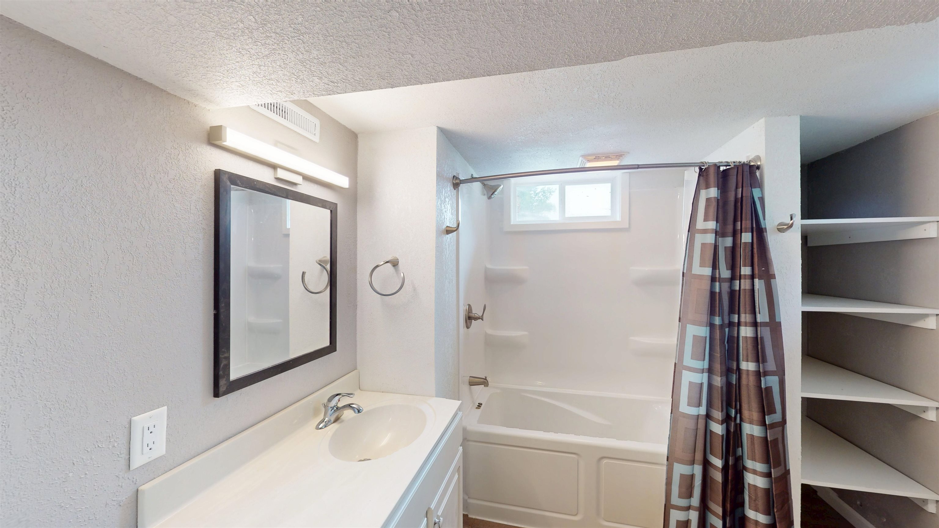 112 E 17th Street Property Photo 37