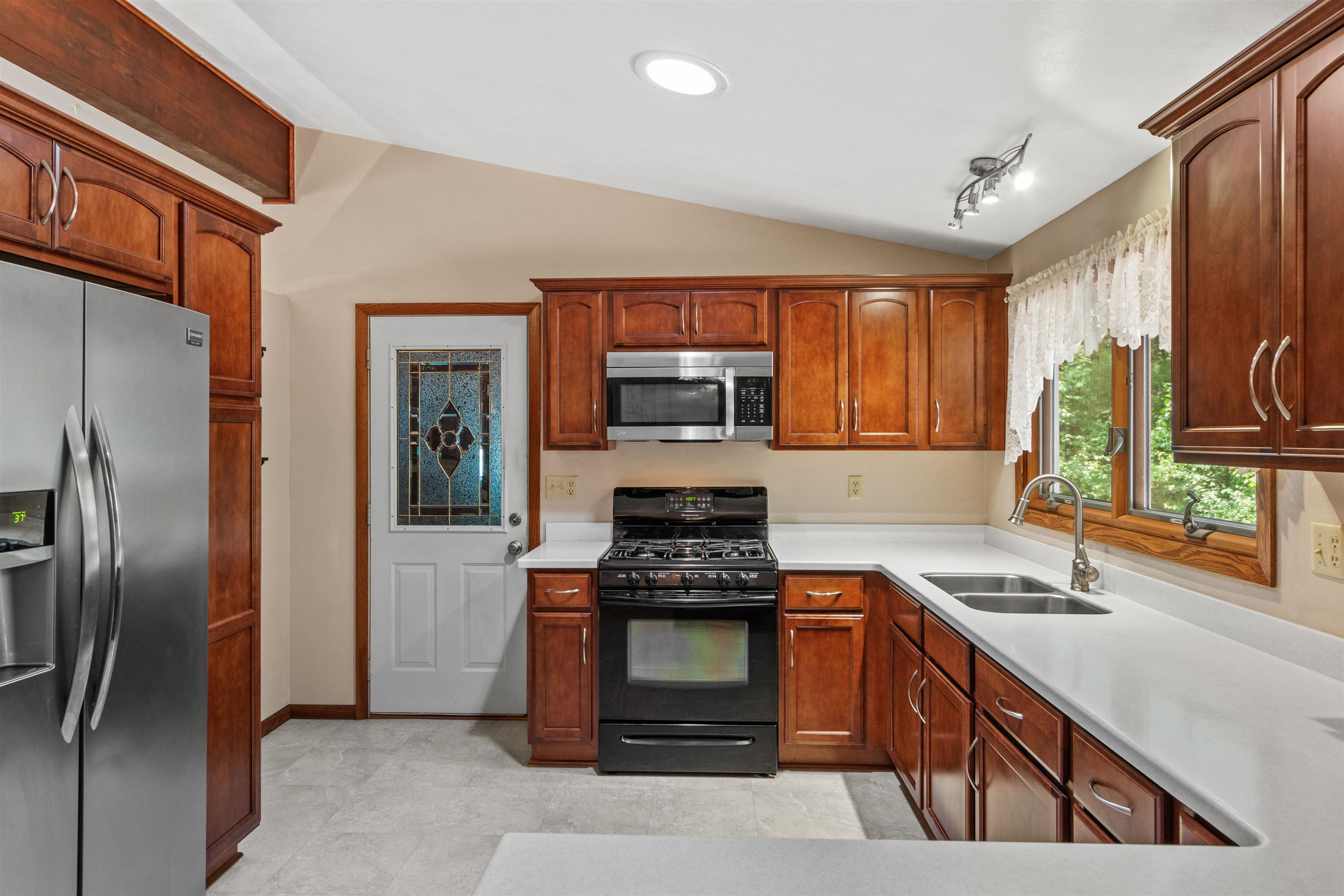8206 Lakeview Drive Property Photo 5