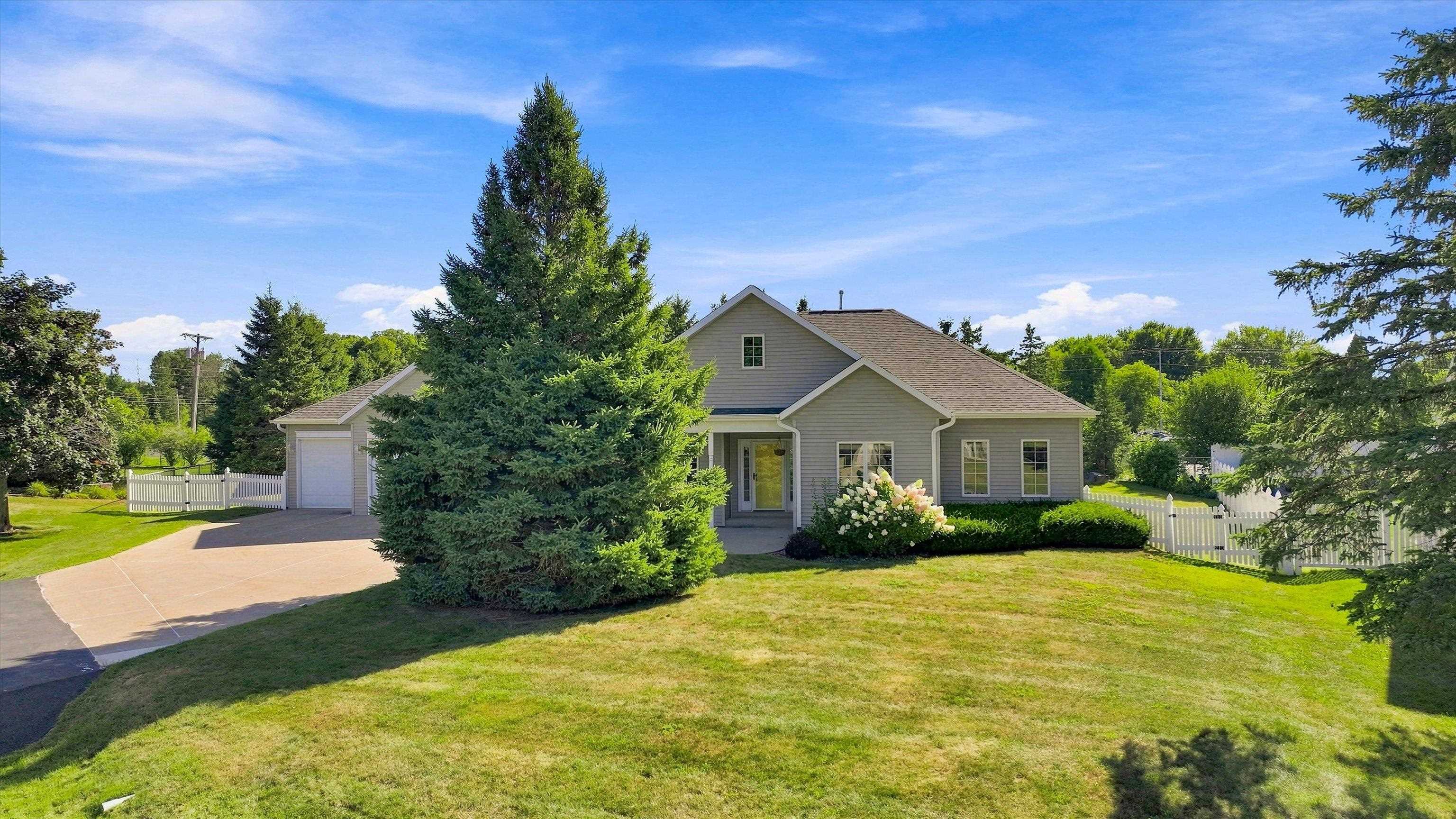 1109 S Locust Avenue Property Photo 1