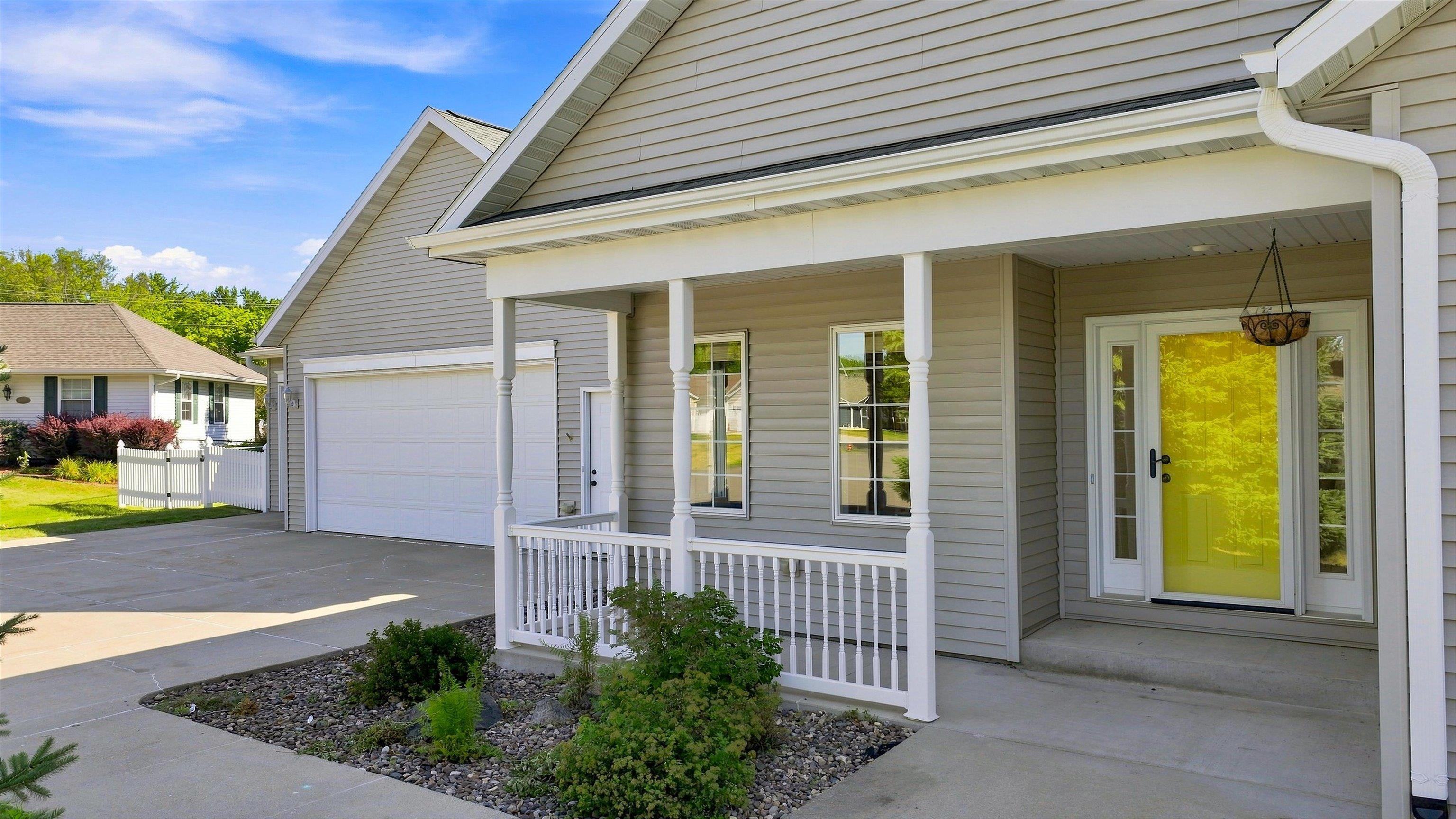 1109 S Locust Avenue Property Photo 2