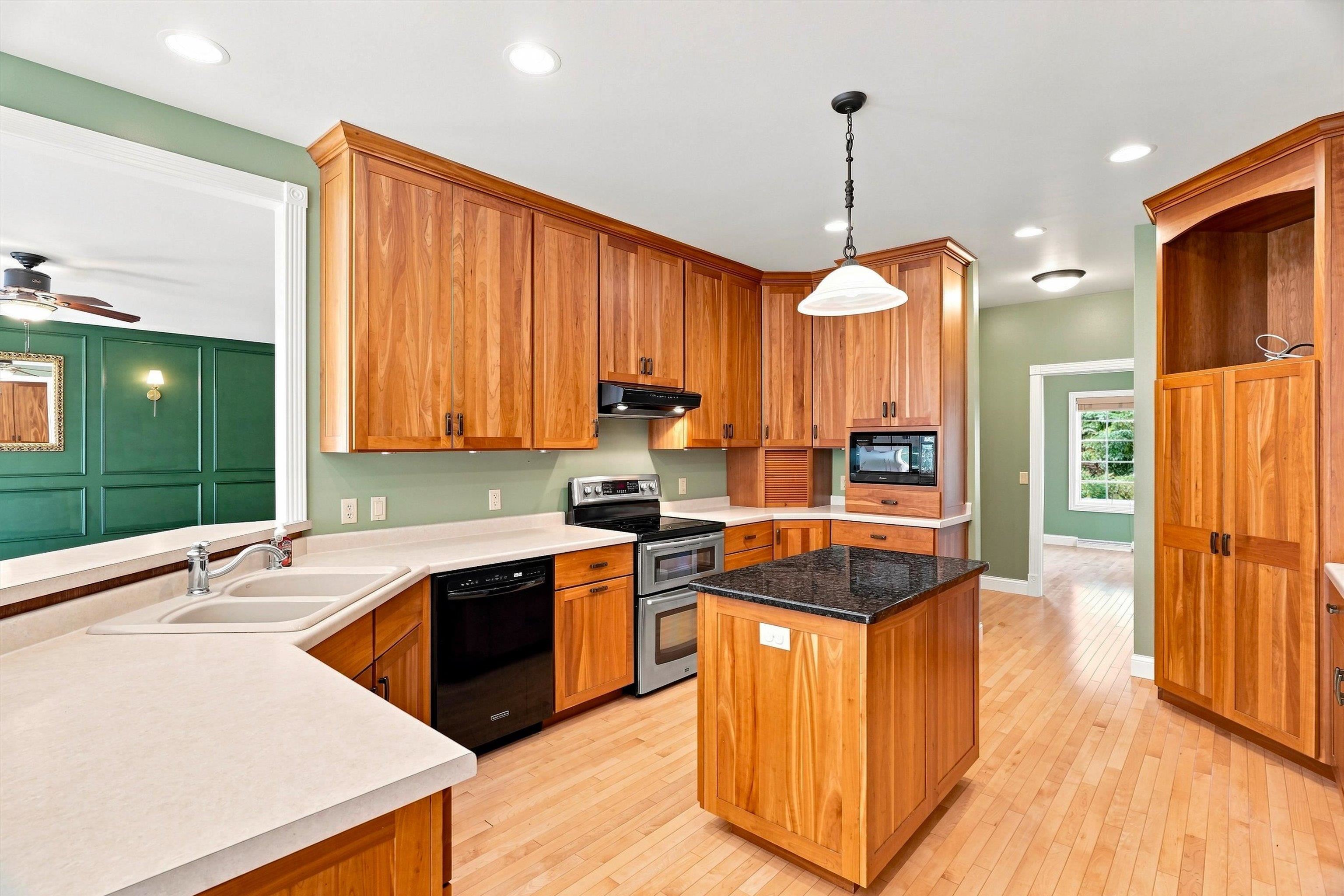1109 S Locust Avenue Property Photo 13