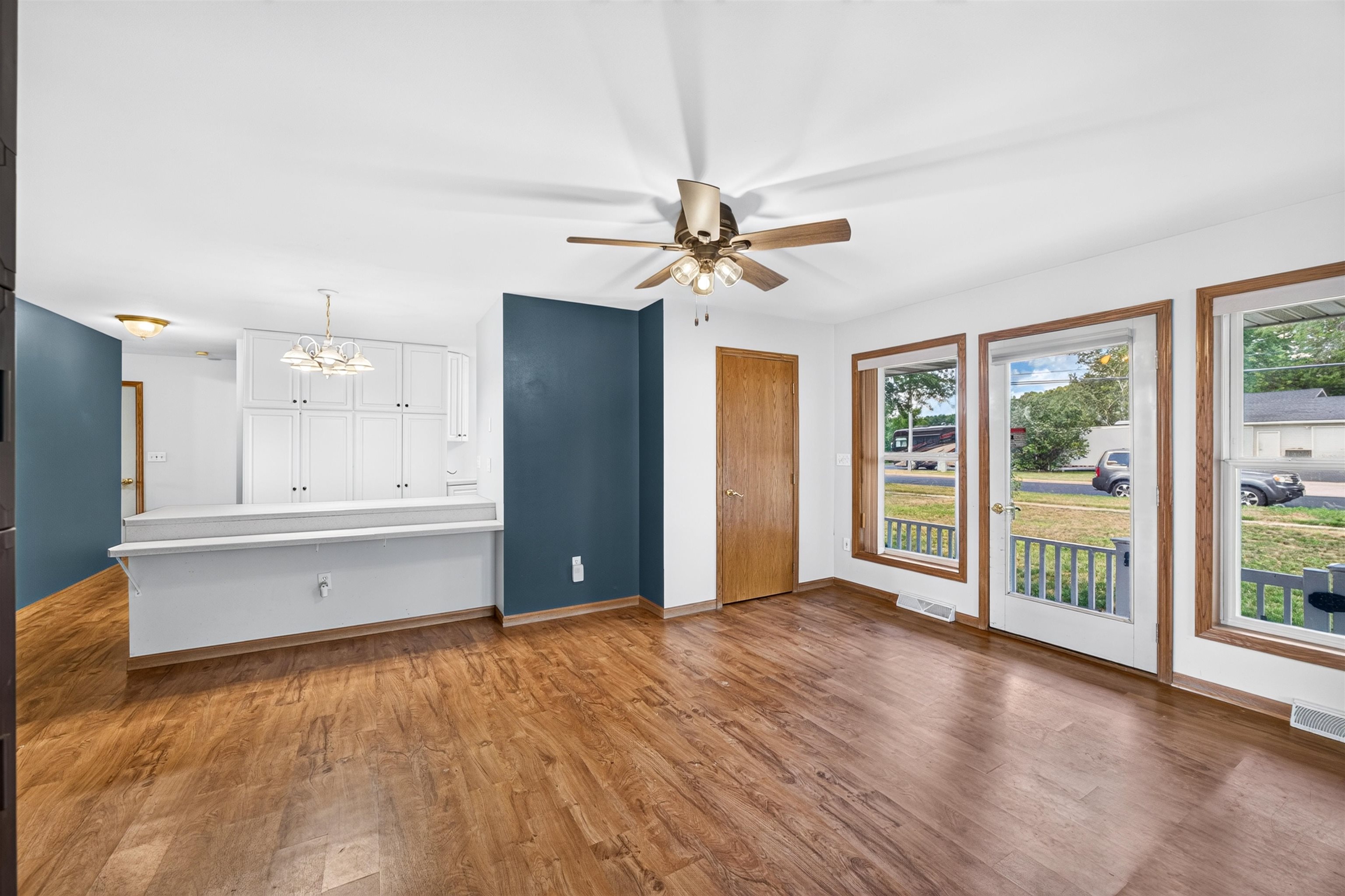 327 S 56th Avenue Property Photo 6