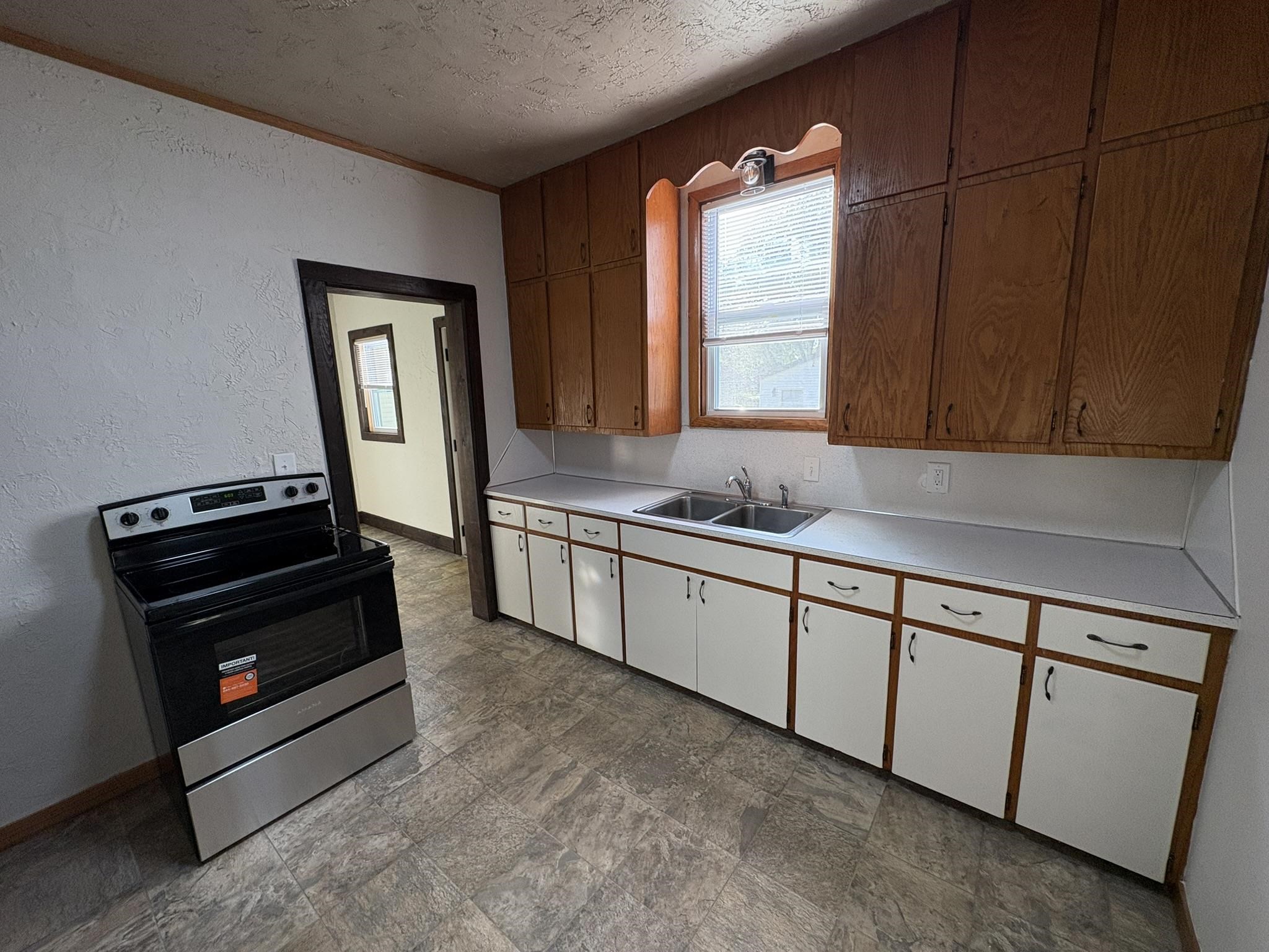 810 S Vine Avenue Property Photo 7