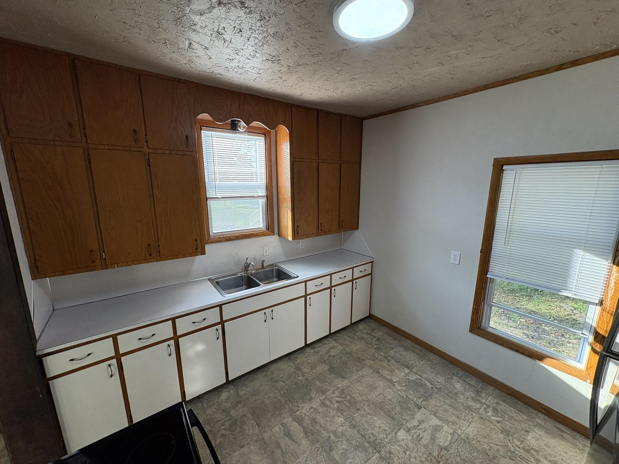 810 S Vine Avenue Property Photo 8