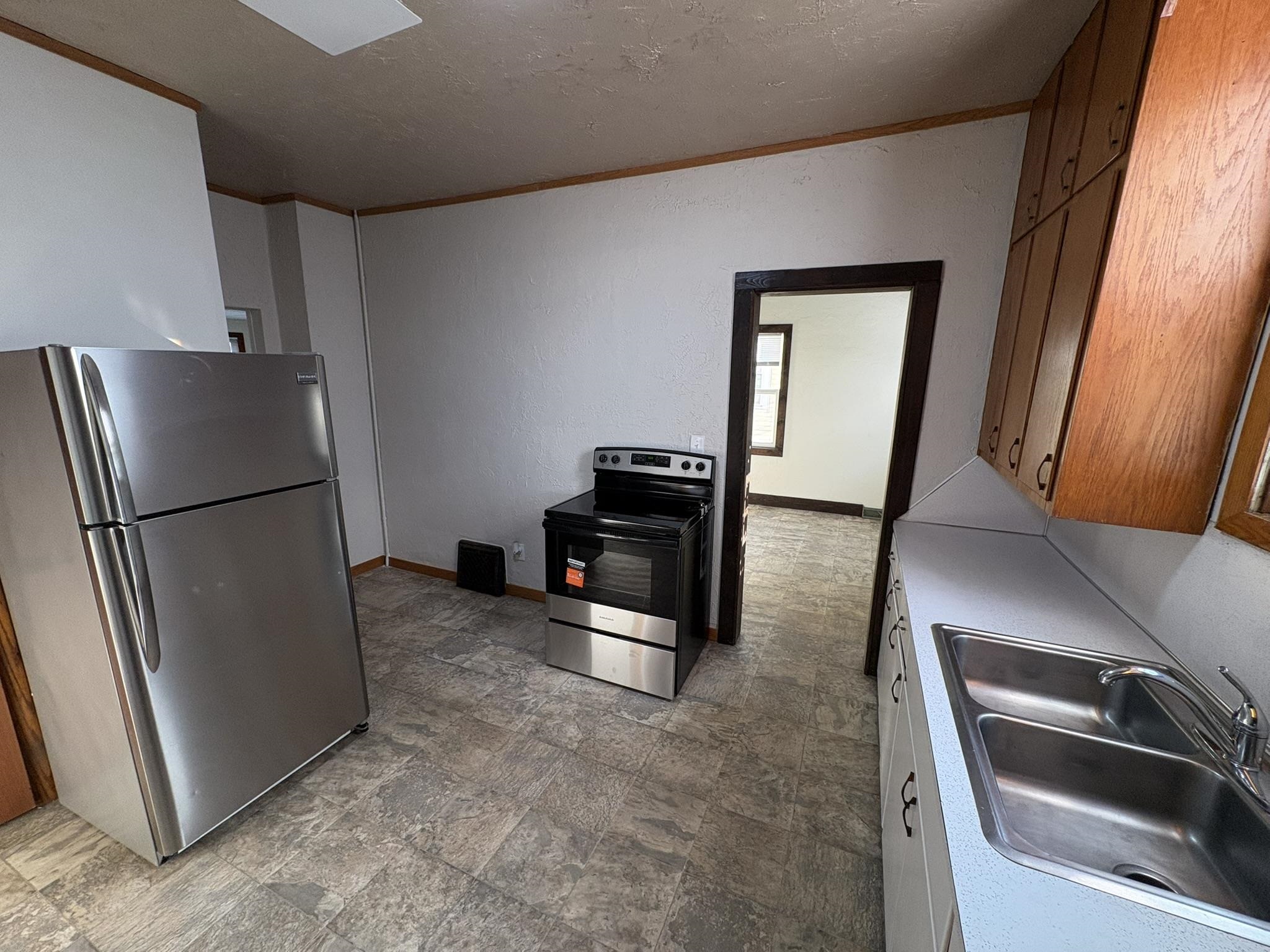 810 S Vine Avenue Property Photo 9