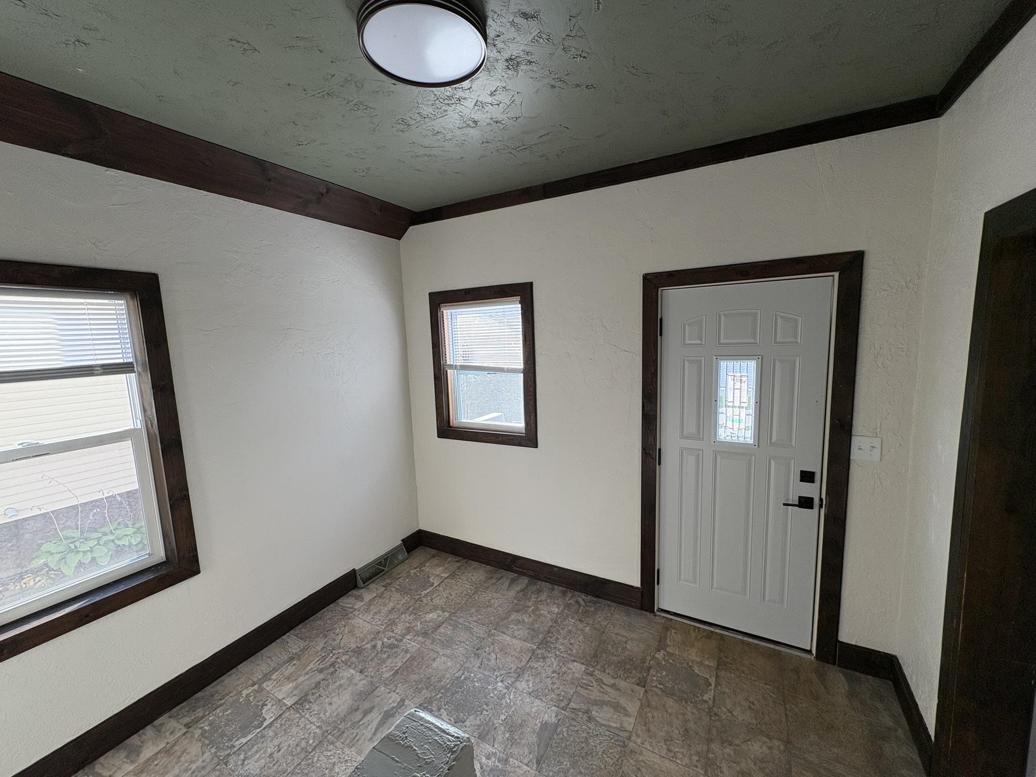 810 S Vine Avenue Property Photo 12