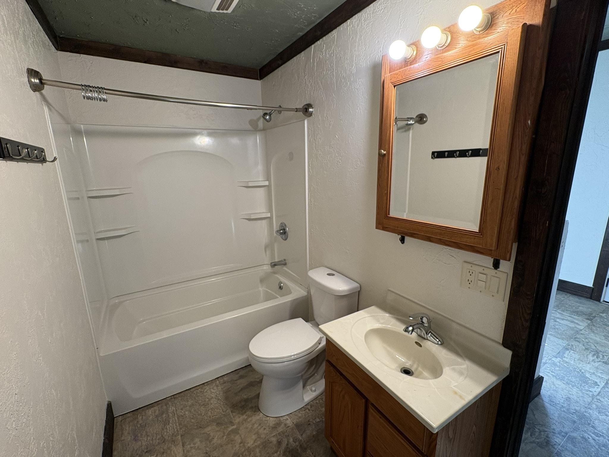 810 S Vine Avenue Property Photo 13