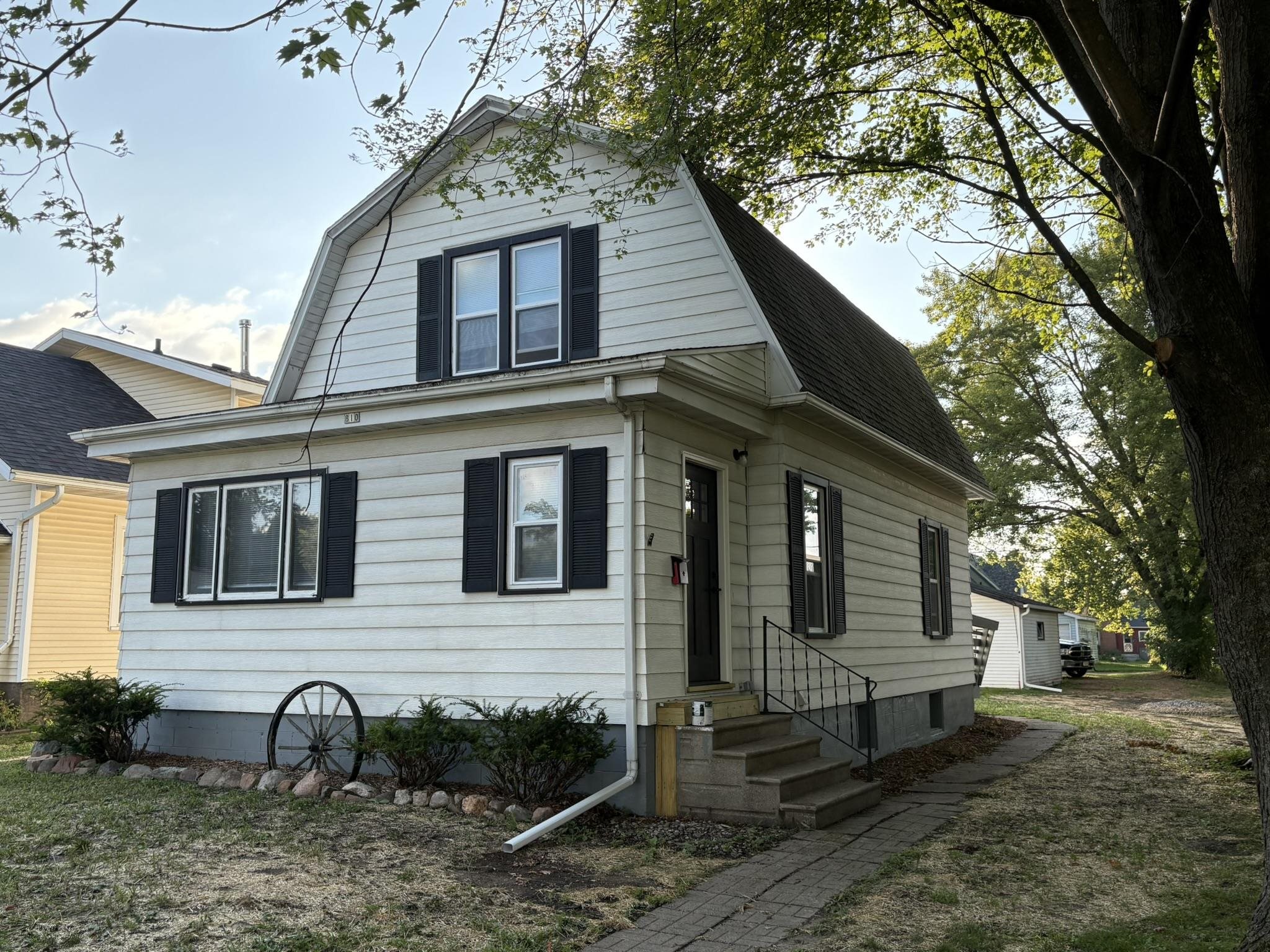 810 S Vine Avenue Property Photo 27