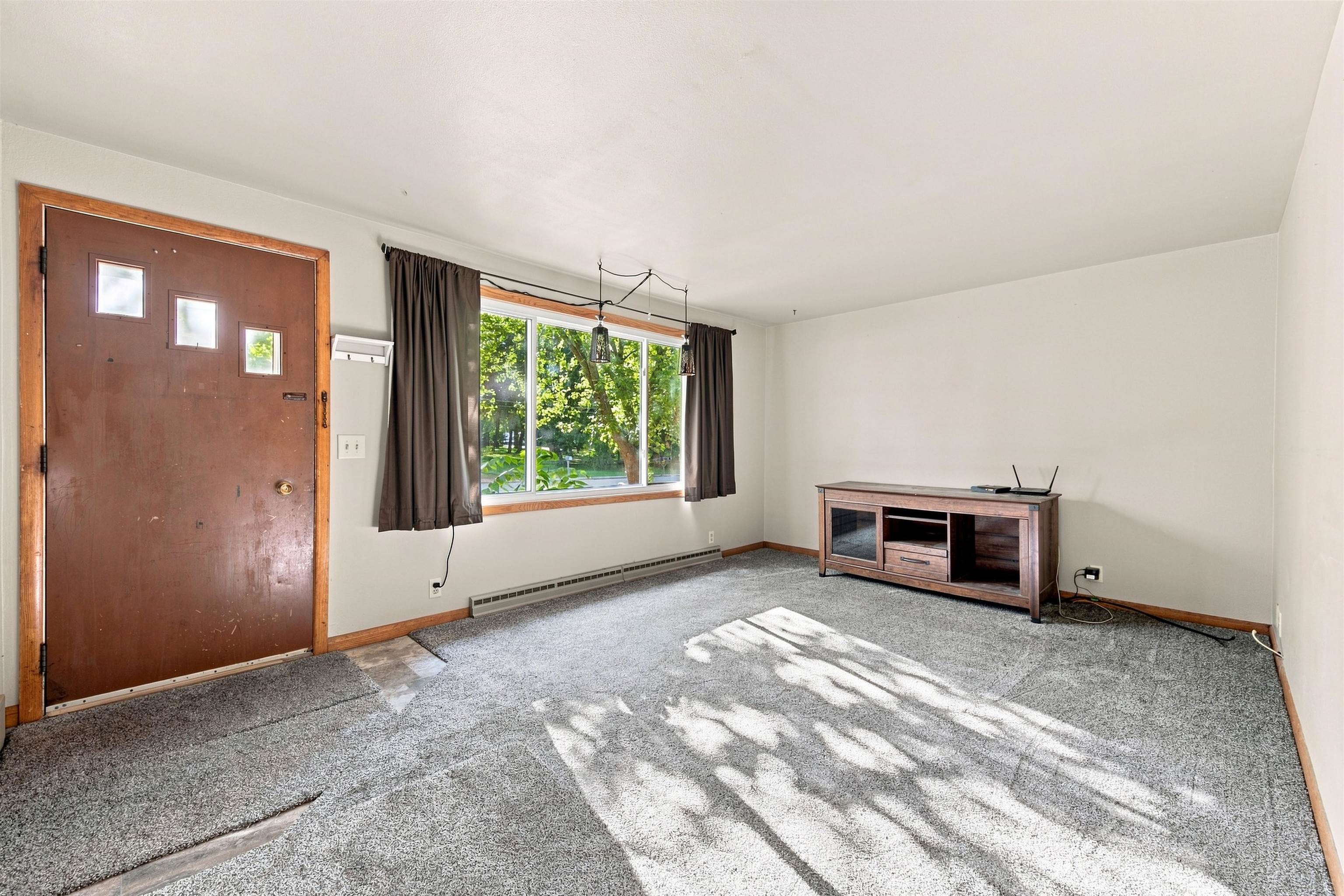 10549 - 10557 North Road Property Photo 10