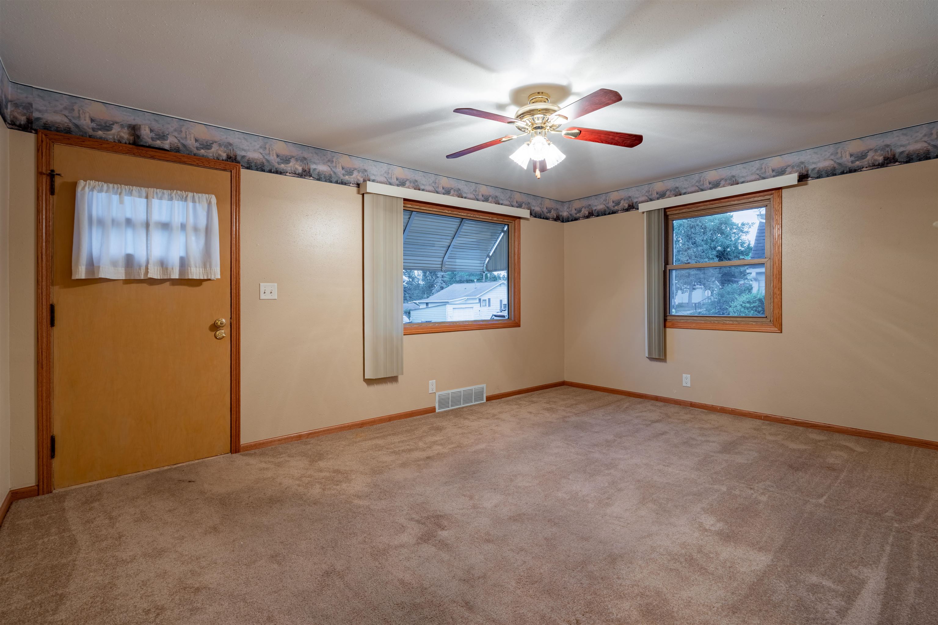 310 N 9th Avenue Property Photo 5