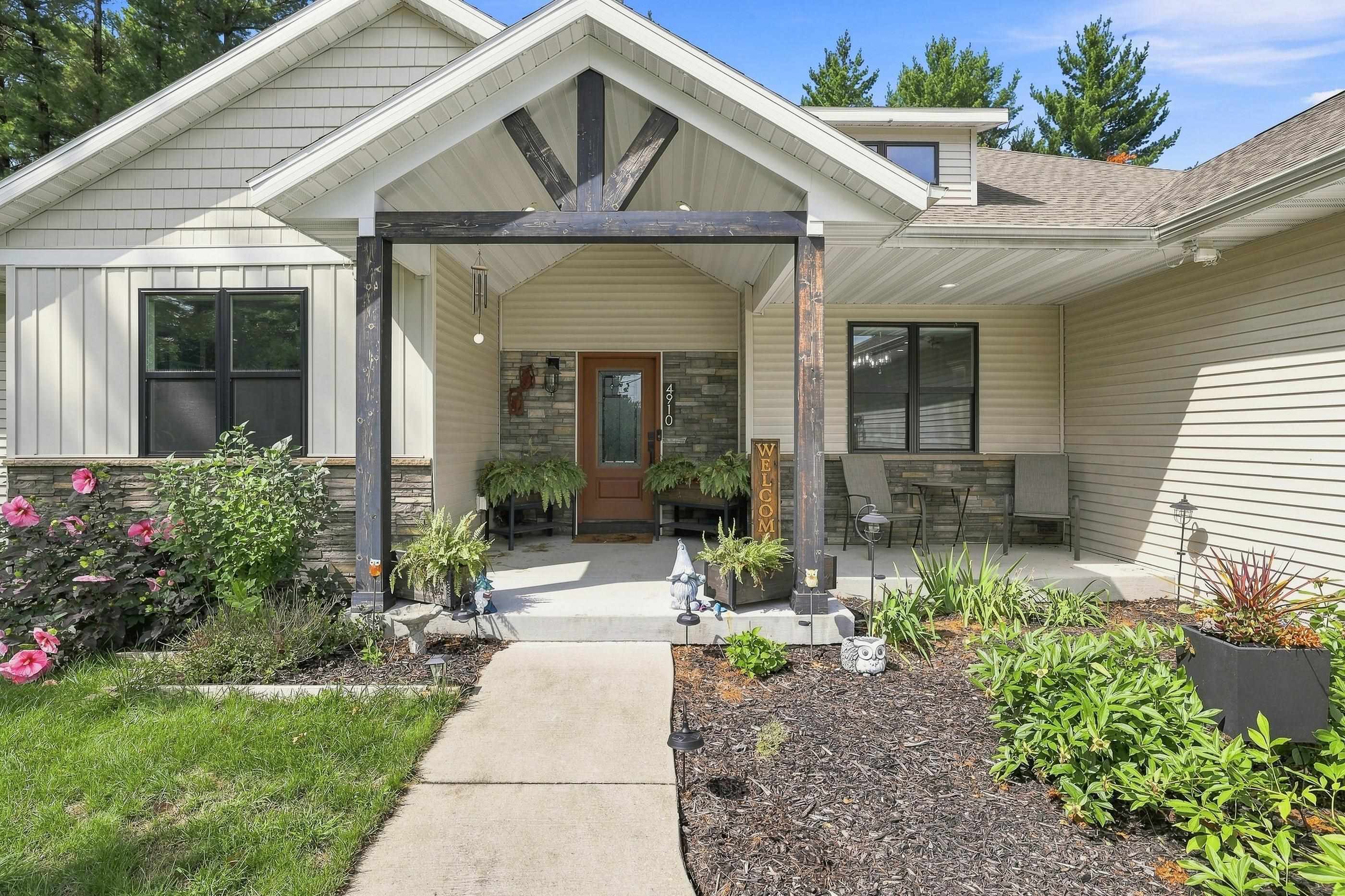 4910 Pinecone Court Property Photo 4