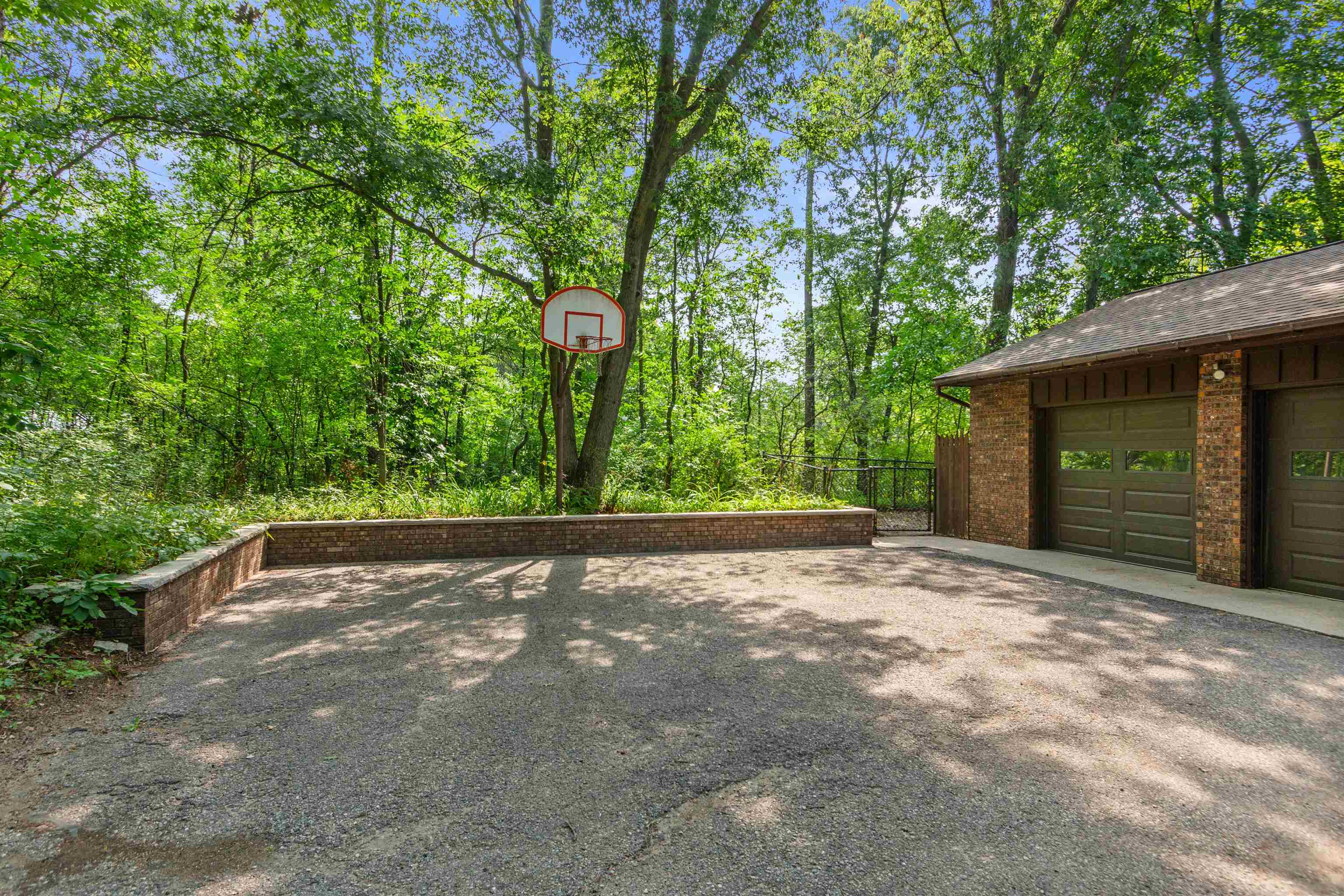 2421 Rainbow Drive Property Photo 6