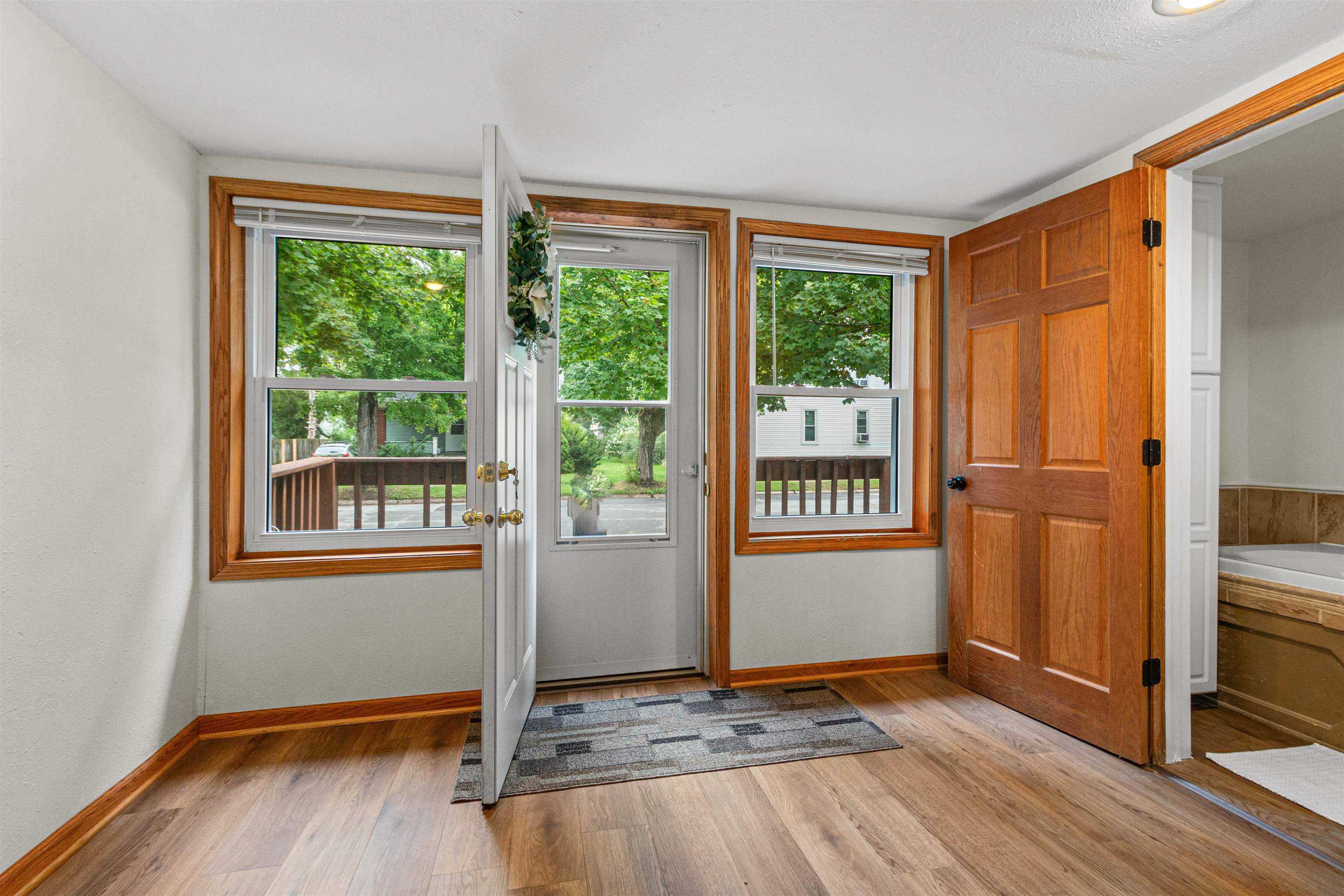 936 S 6th Avenue Property Photo 5