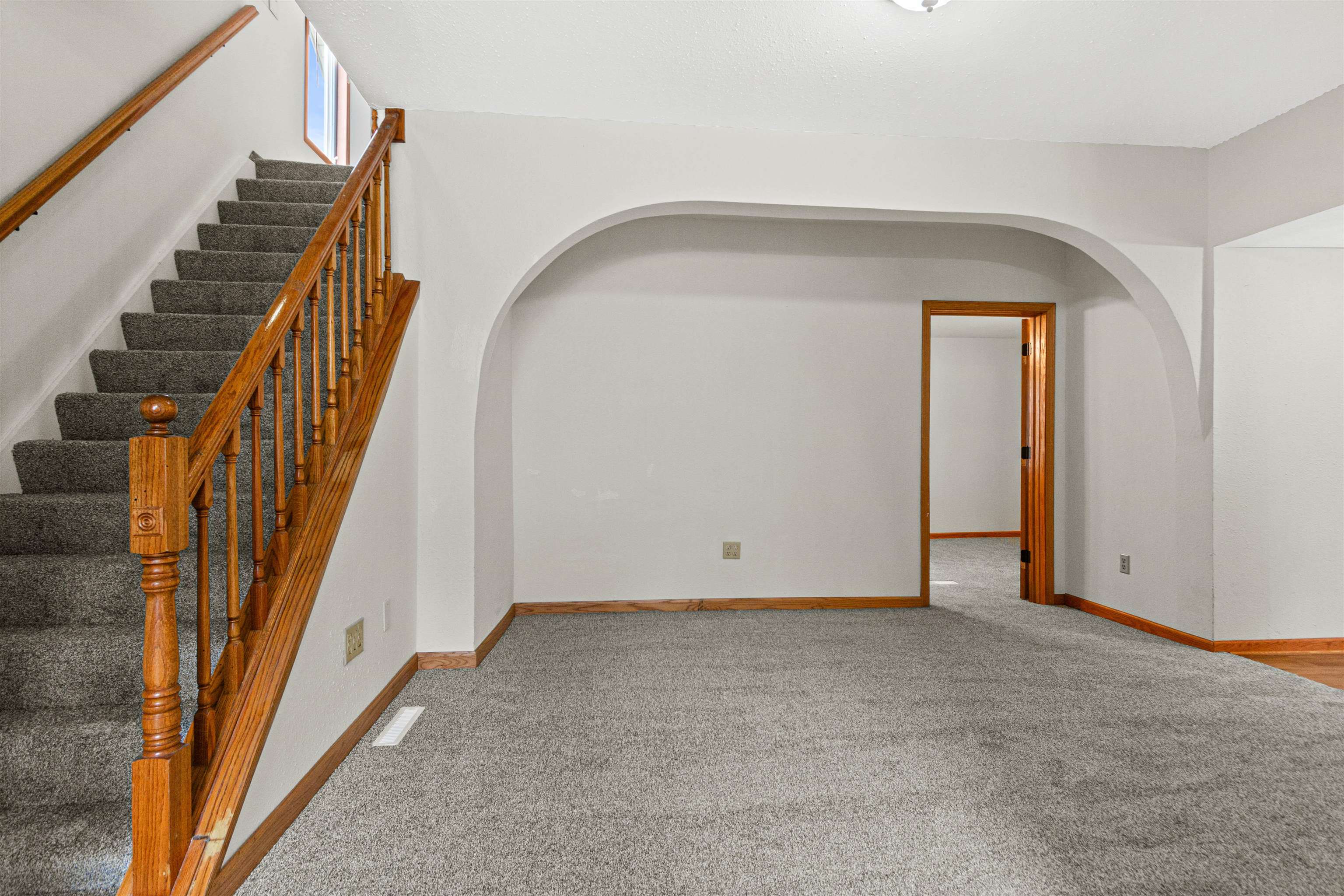 936 S 6th Avenue Property Photo 8