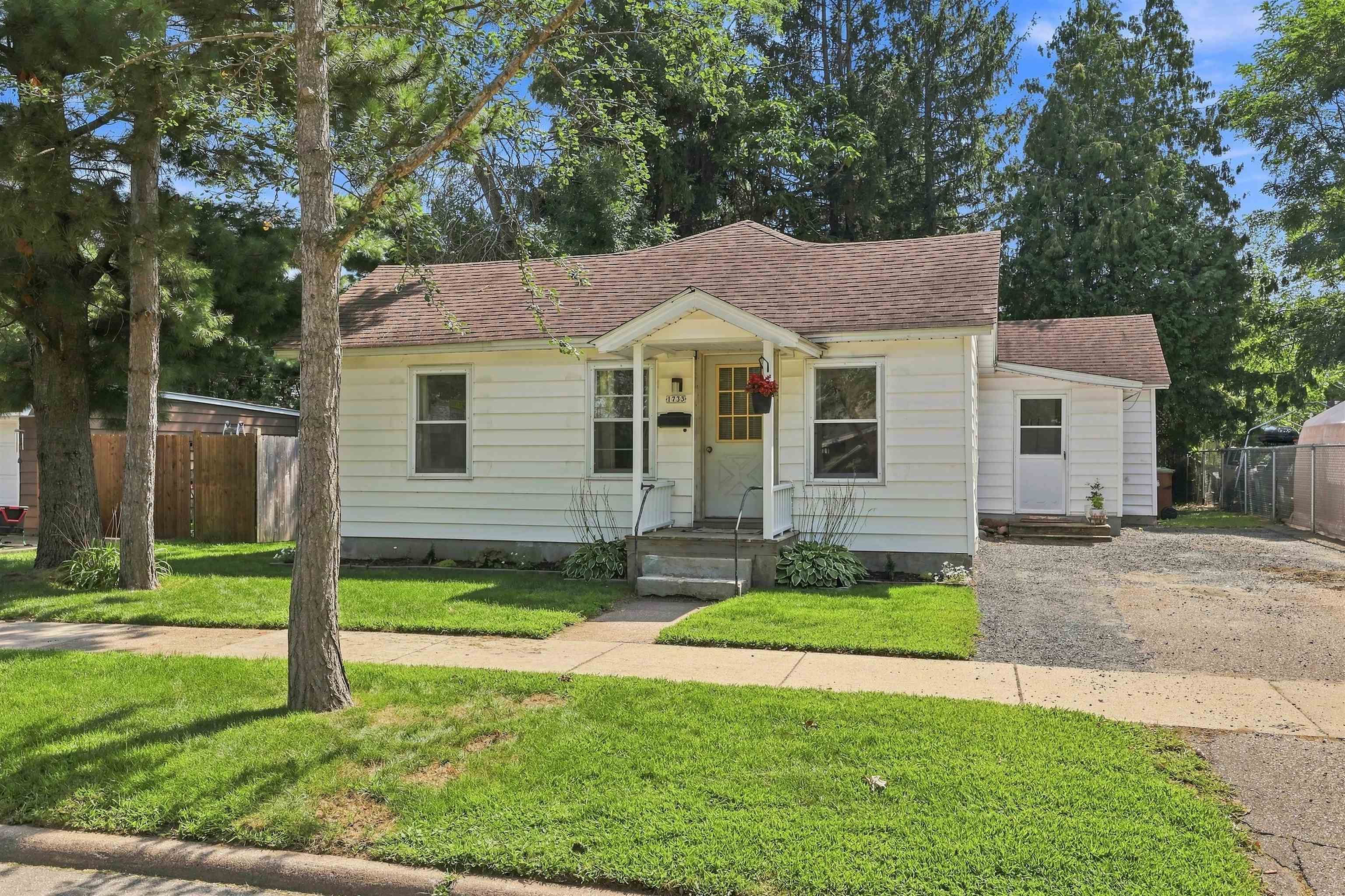 1733 Oak Street Property Photo 1