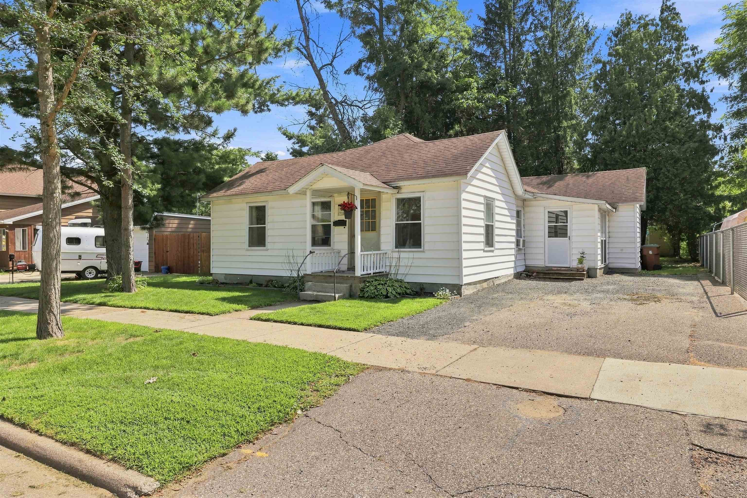 1733 Oak Street Property Photo 2