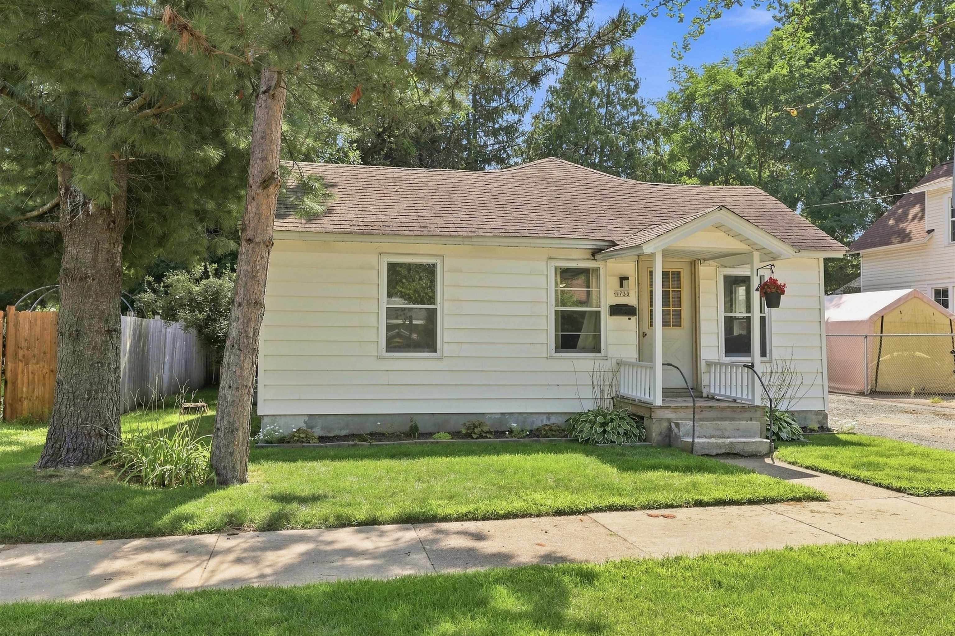 1733 Oak Street Property Photo 3