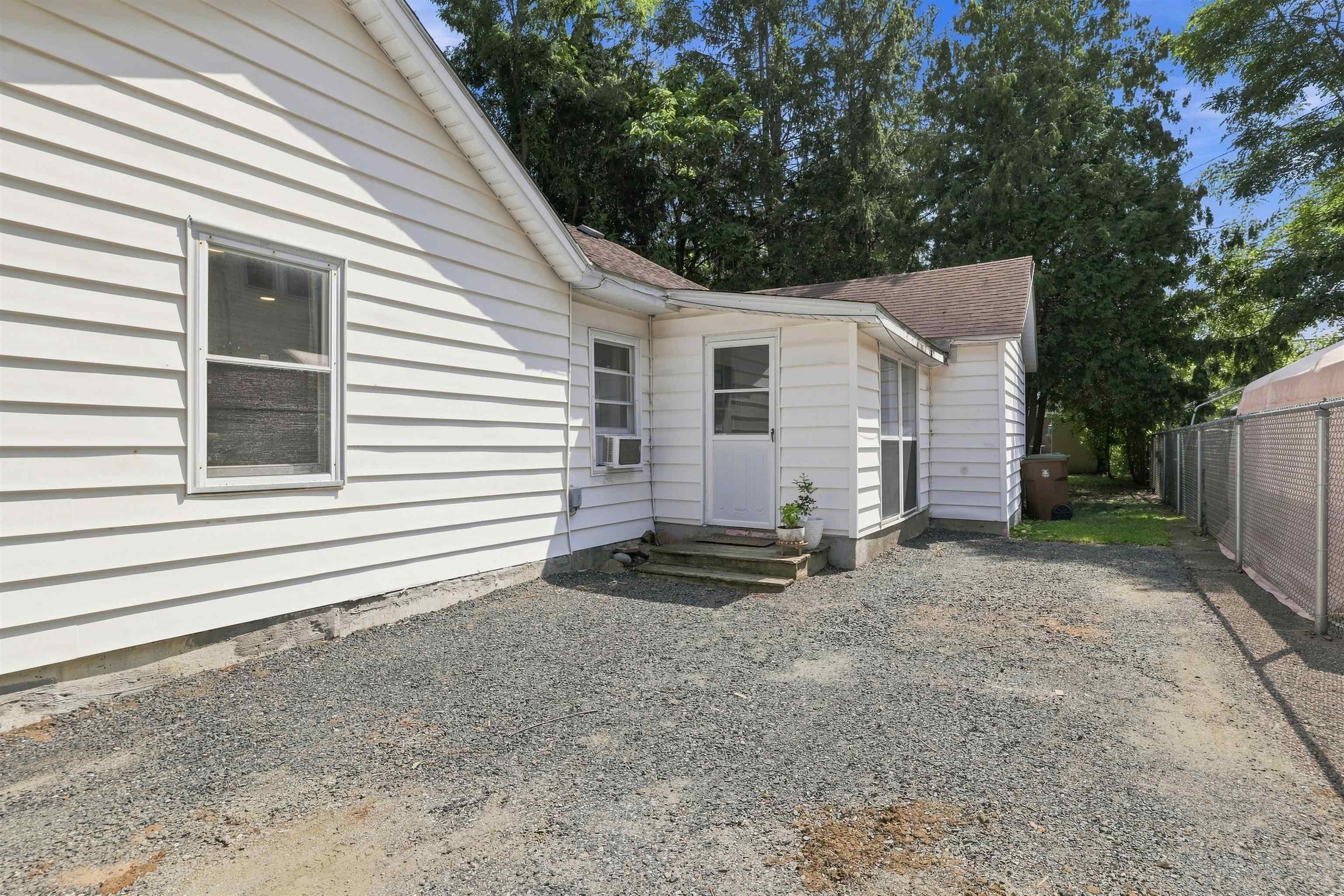 1733 Oak Street Property Photo 5