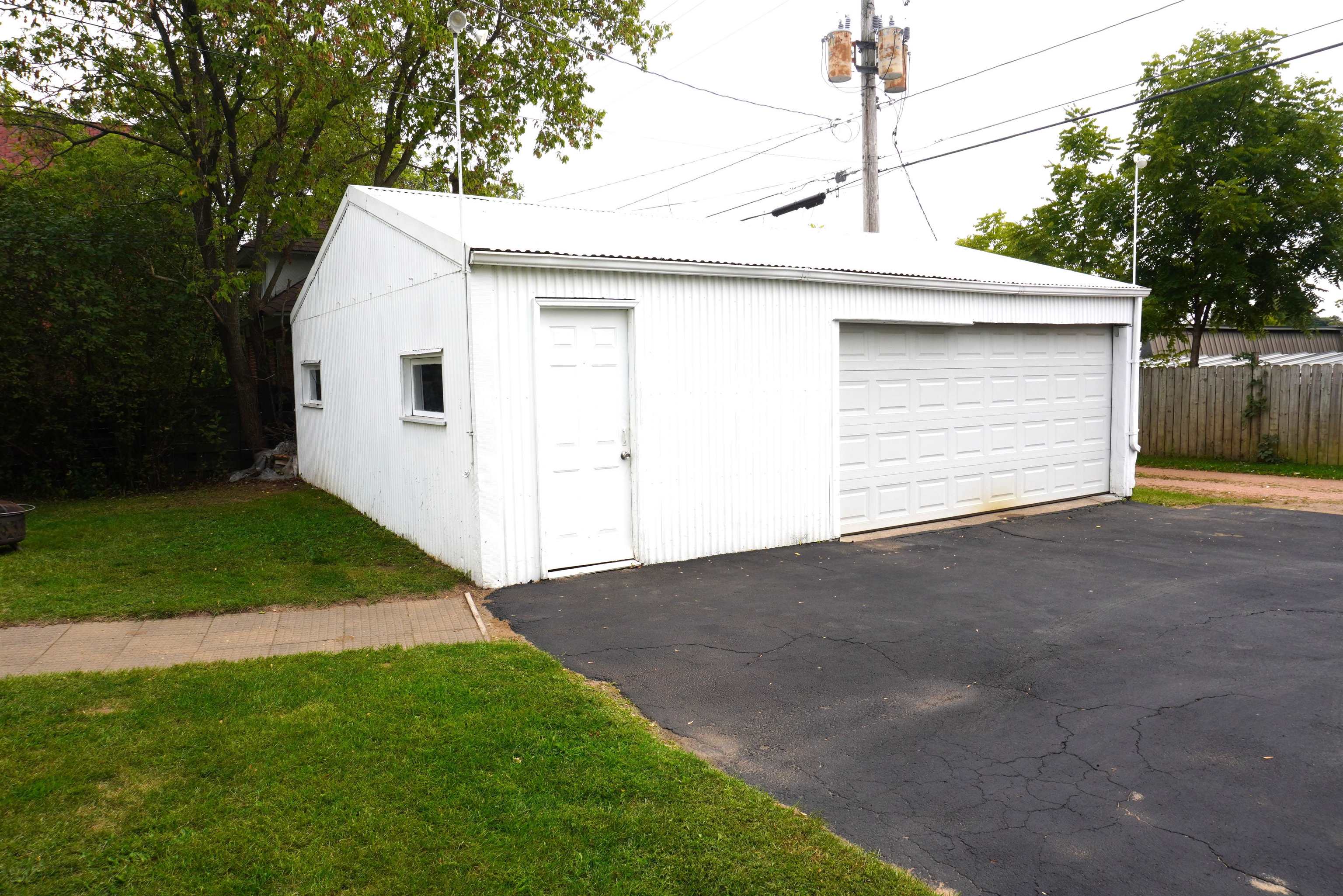 1605 E Main Street Property Photo 3