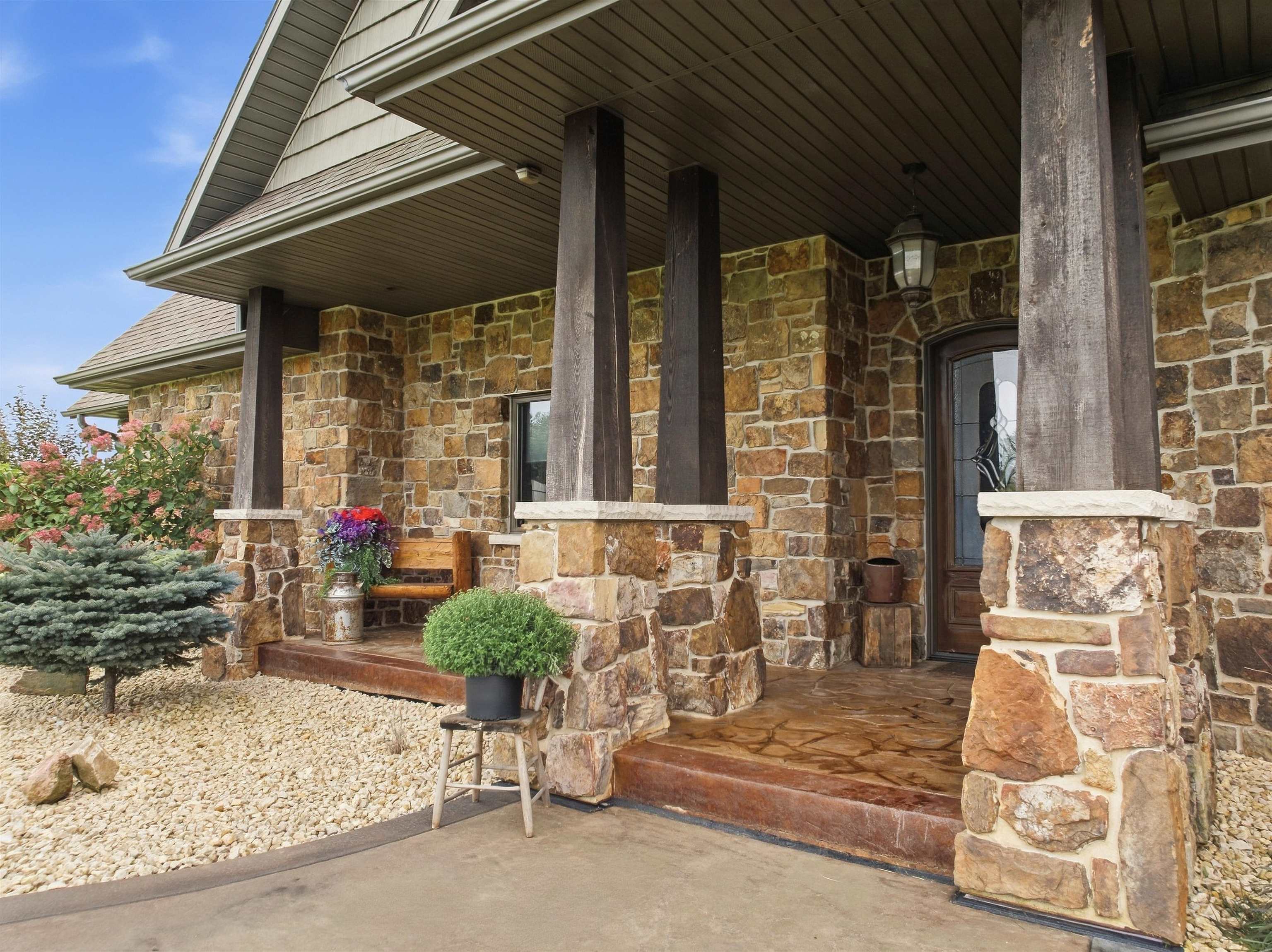 9073 Richfield Drive Property Photo 4