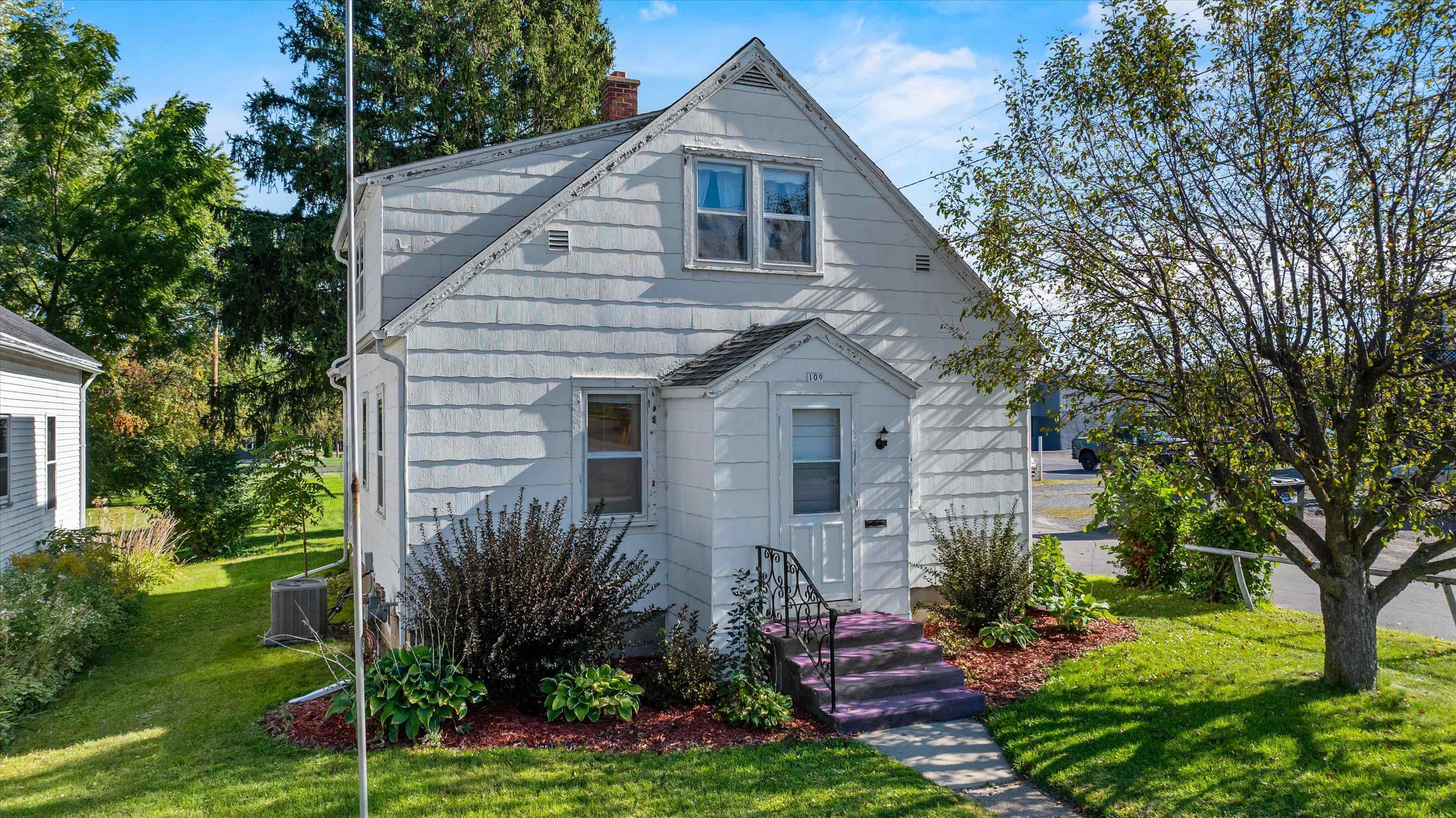 109 W Doege Street Property Photo 1