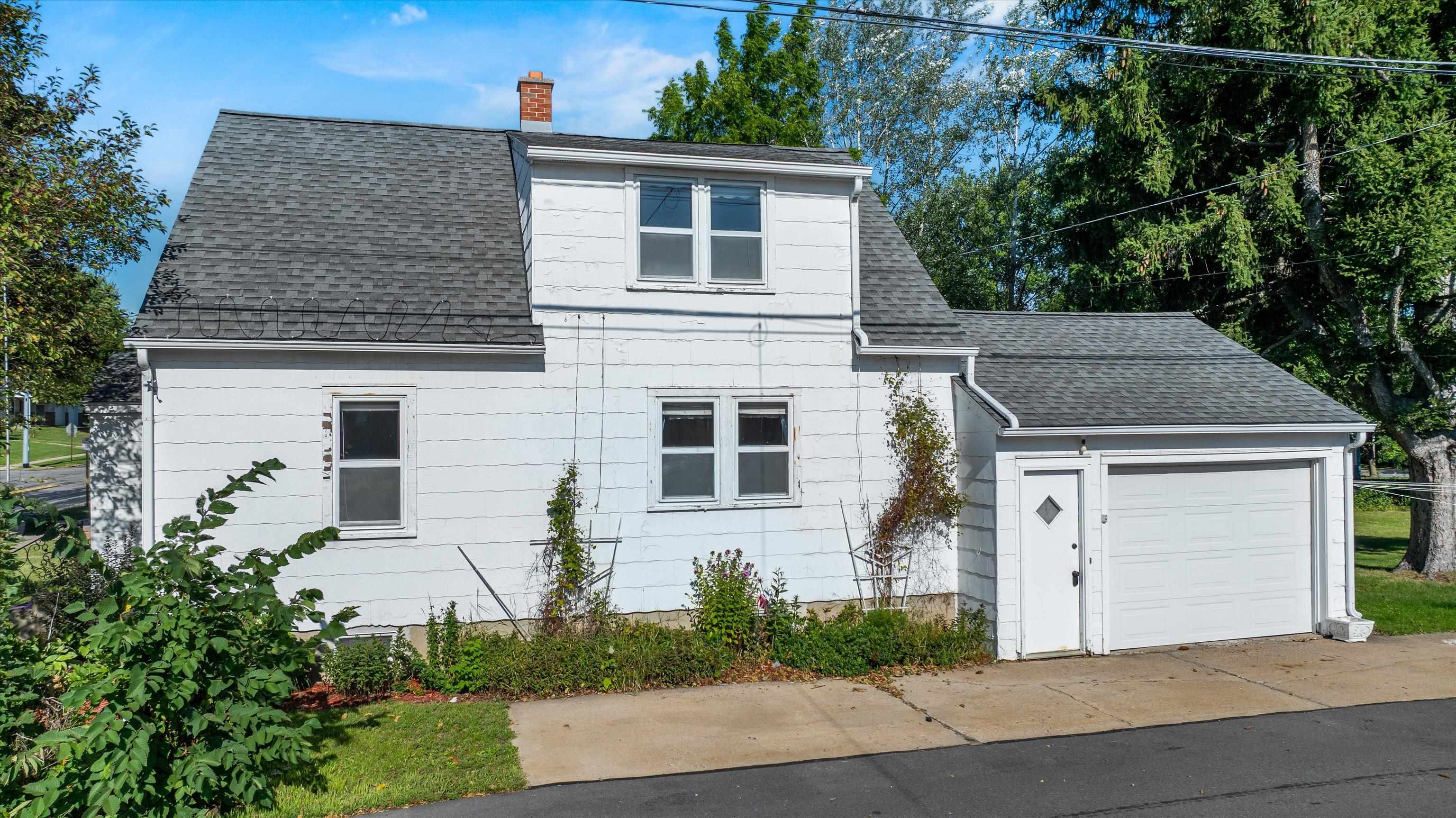 109 W Doege Street Property Photo 4