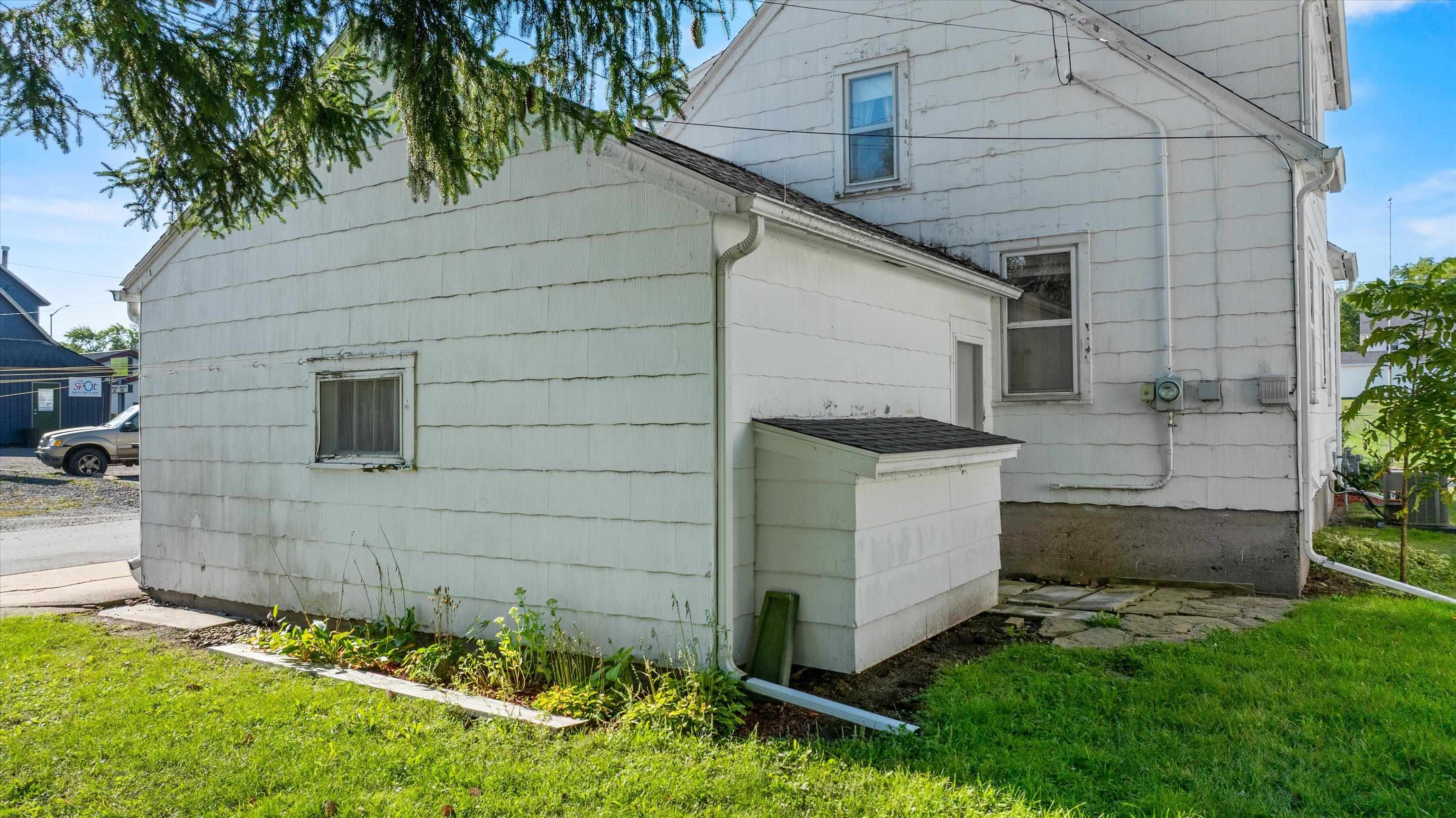 109 W Doege Street Property Photo 5