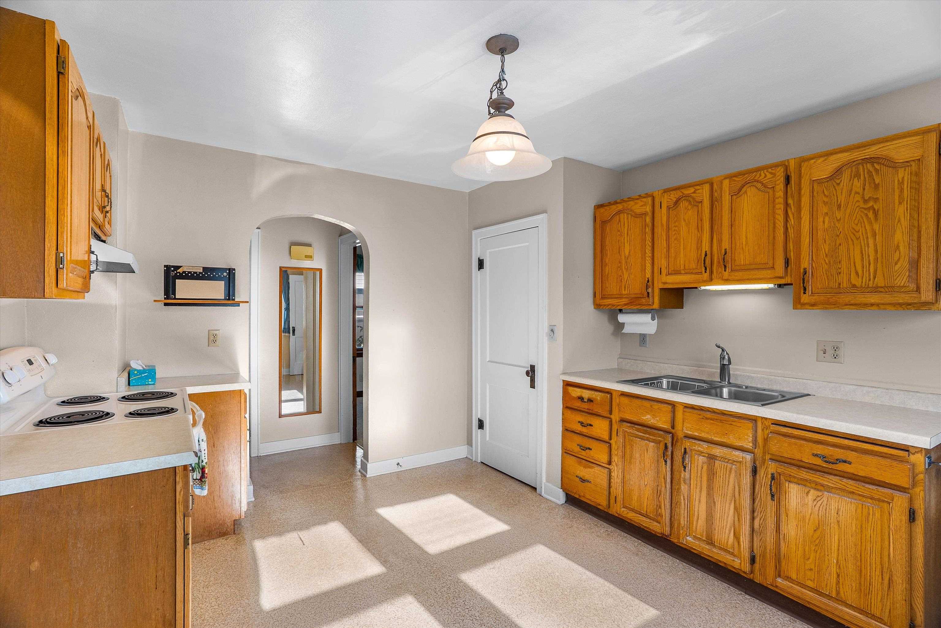 109 W Doege Street Property Photo 10