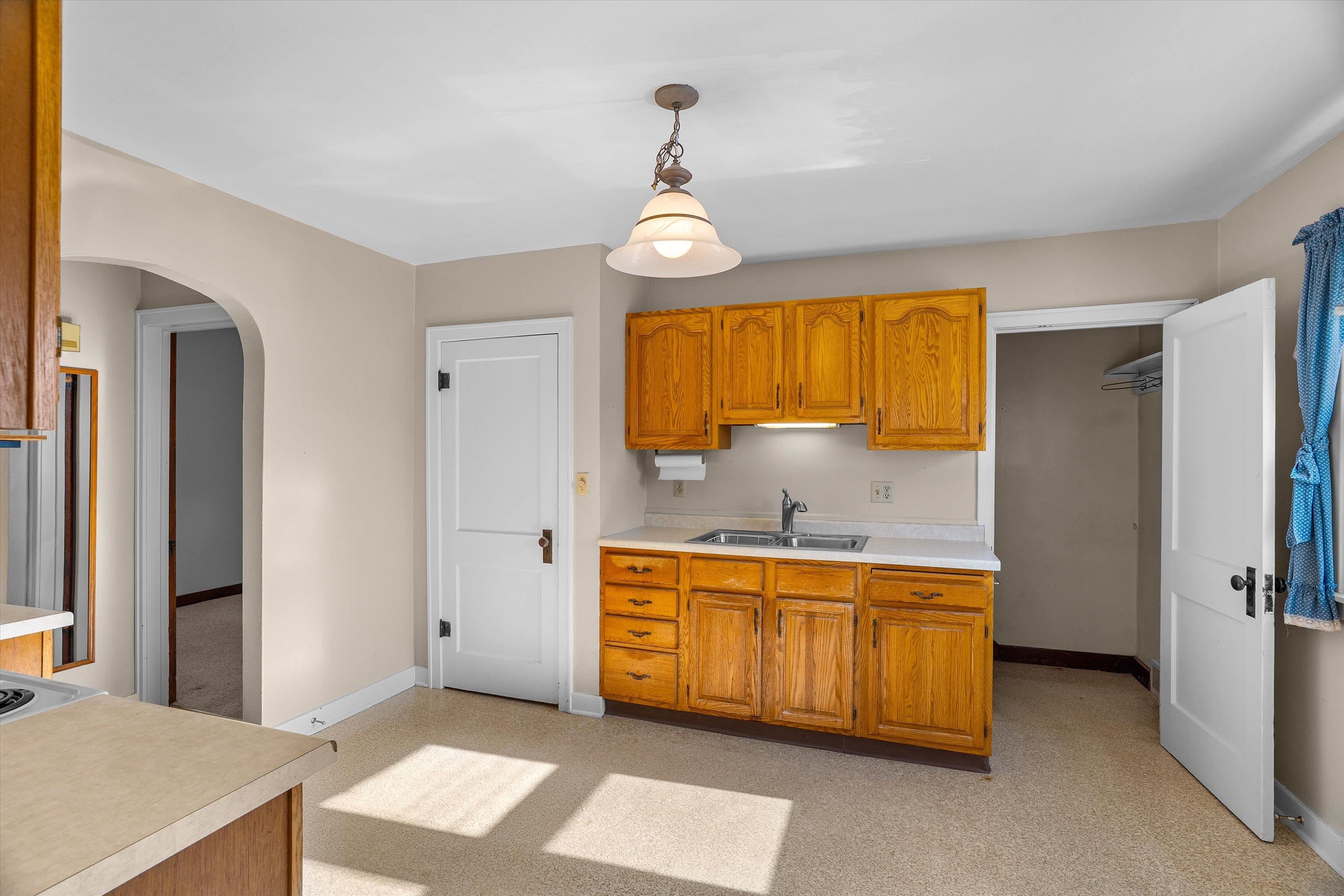 109 W Doege Street Property Photo 12