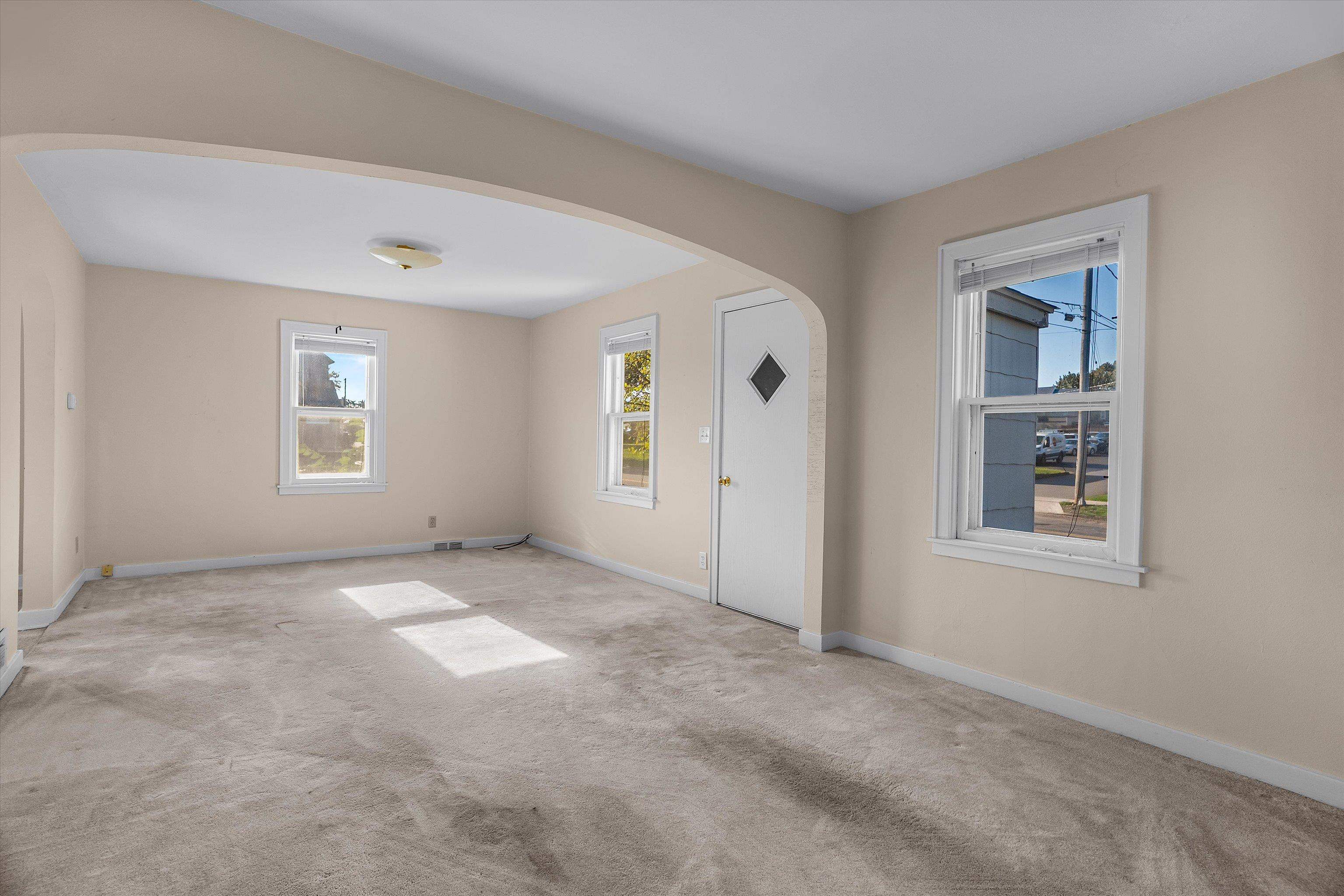 109 W Doege Street Property Photo 15