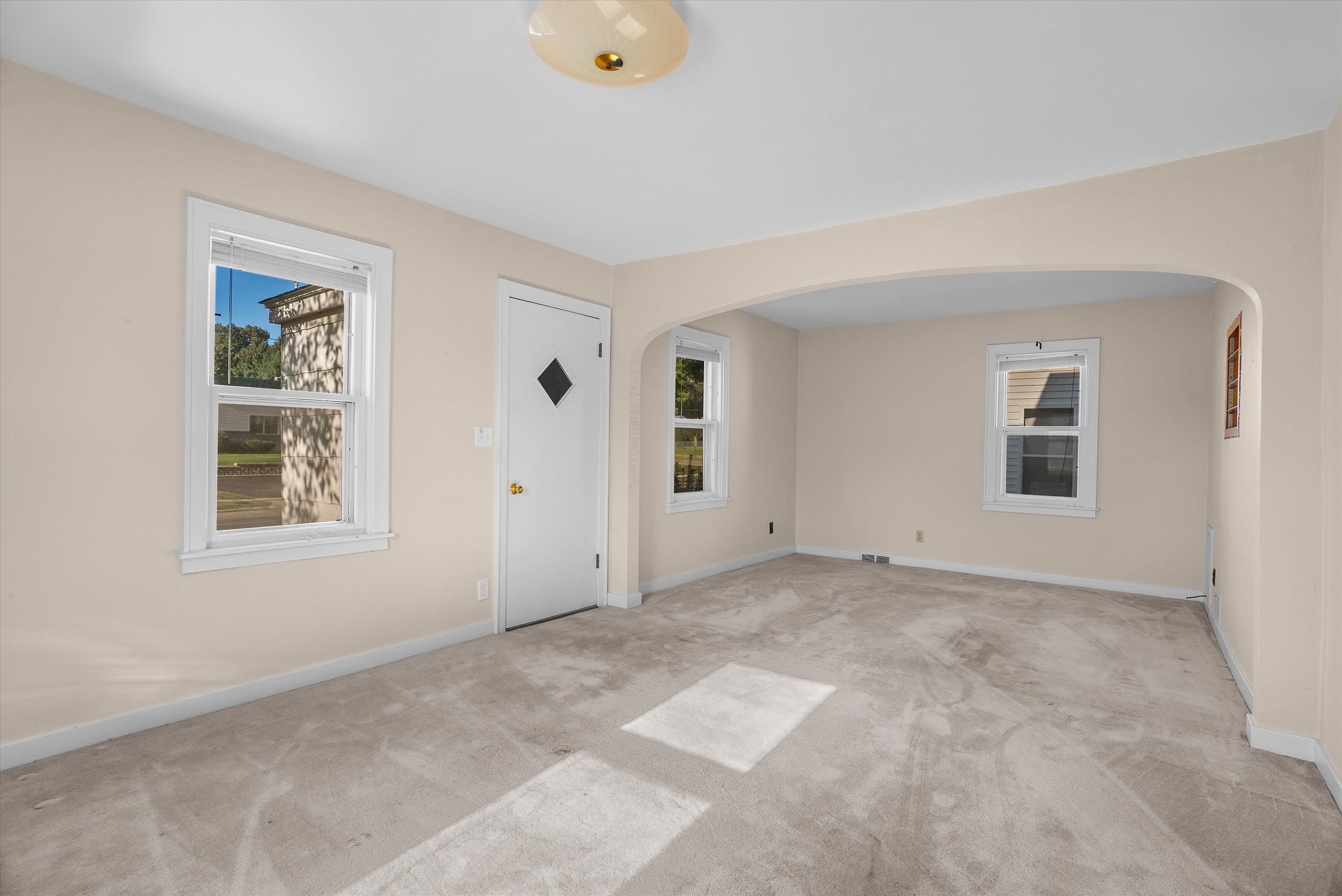 109 W Doege Street Property Photo 18