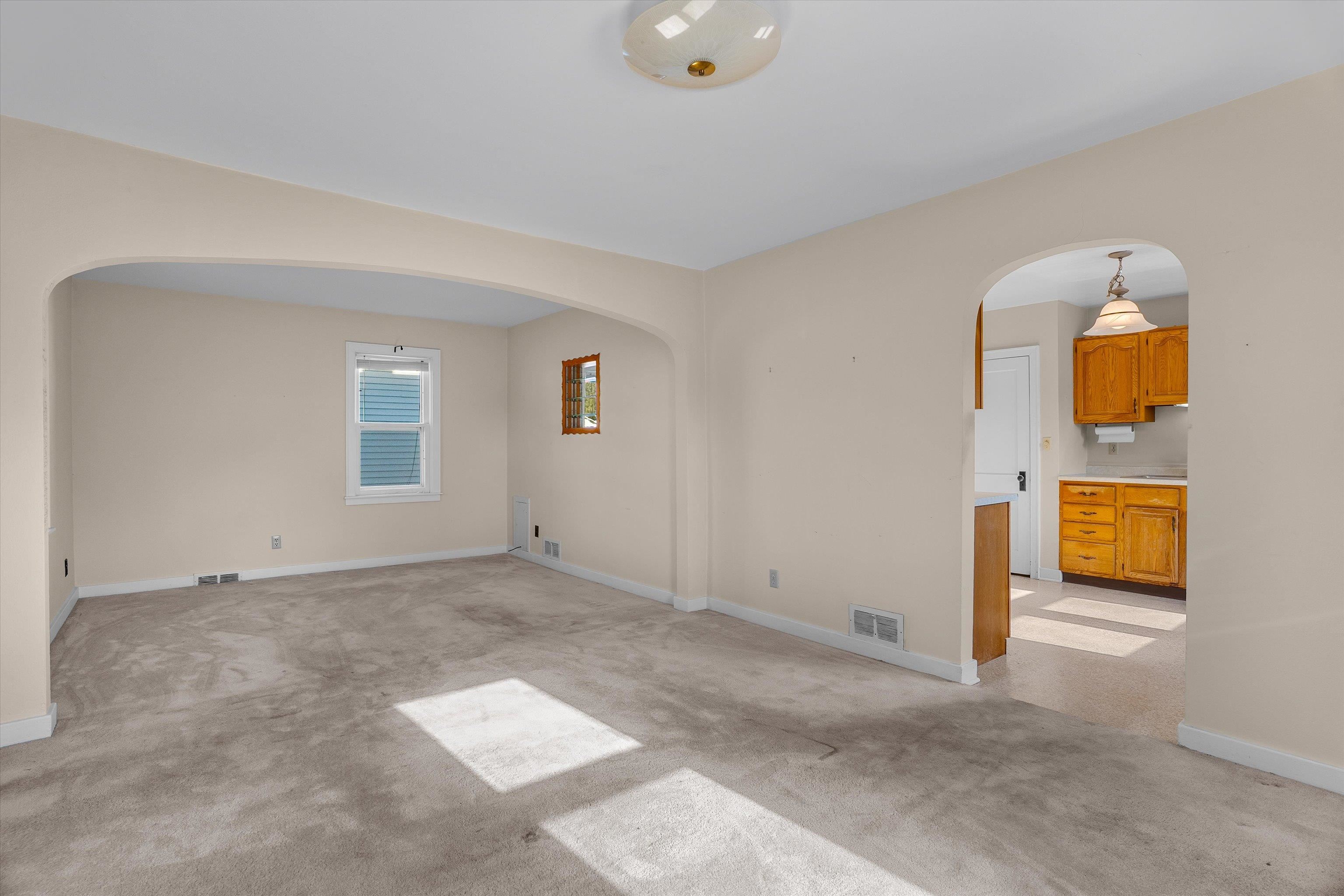 109 W Doege Street Property Photo 19