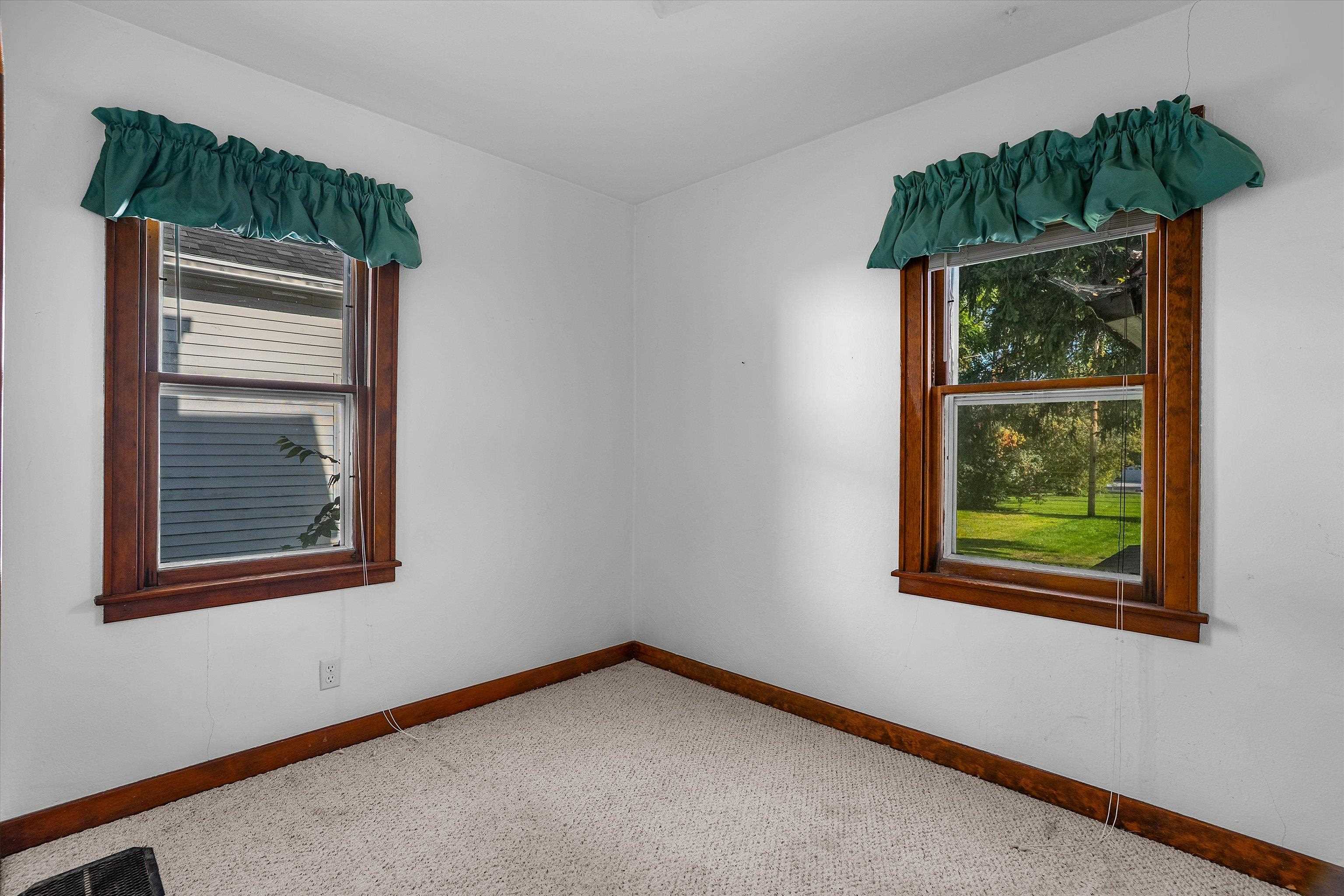109 W Doege Street Property Photo 21