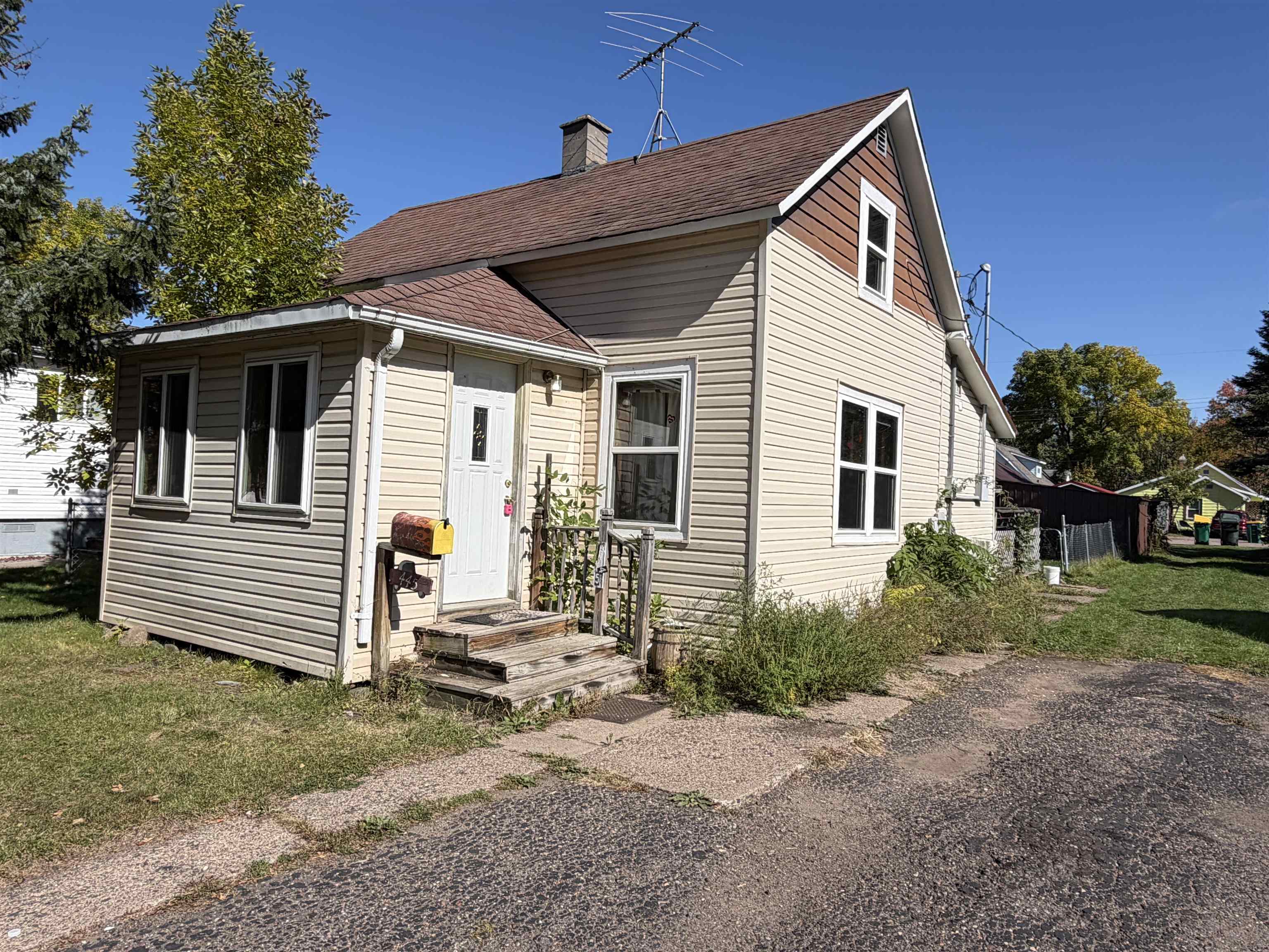 445 S Avon Avenue Property Photo 1