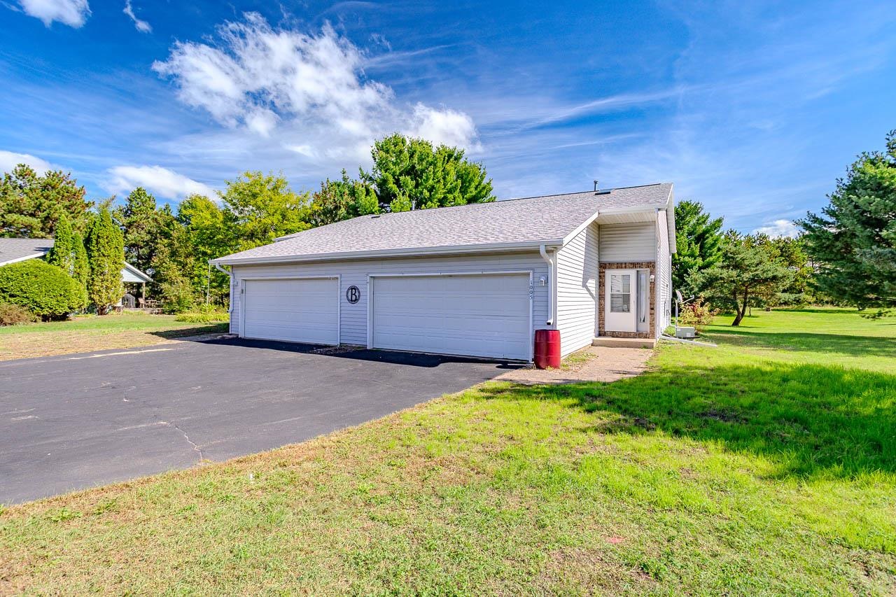 152573-152575 Iris Lane Property Photo 1