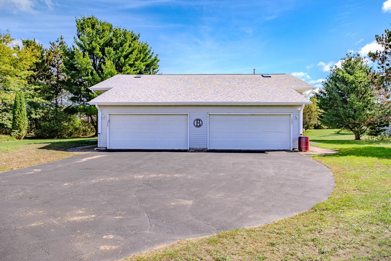 152573-152575 Iris Lane Property Photo 2