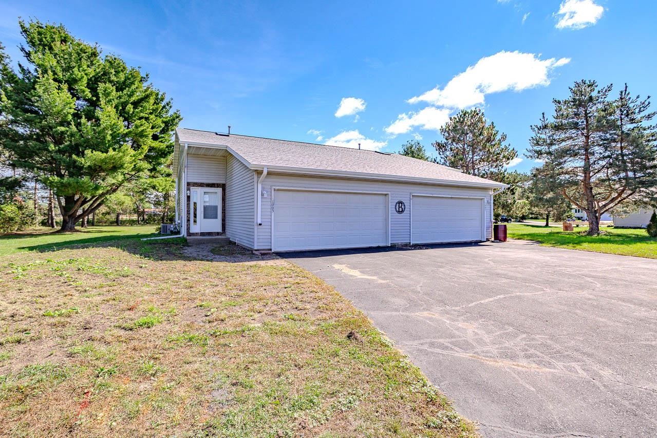 152573-152575 Iris Lane Property Photo 3