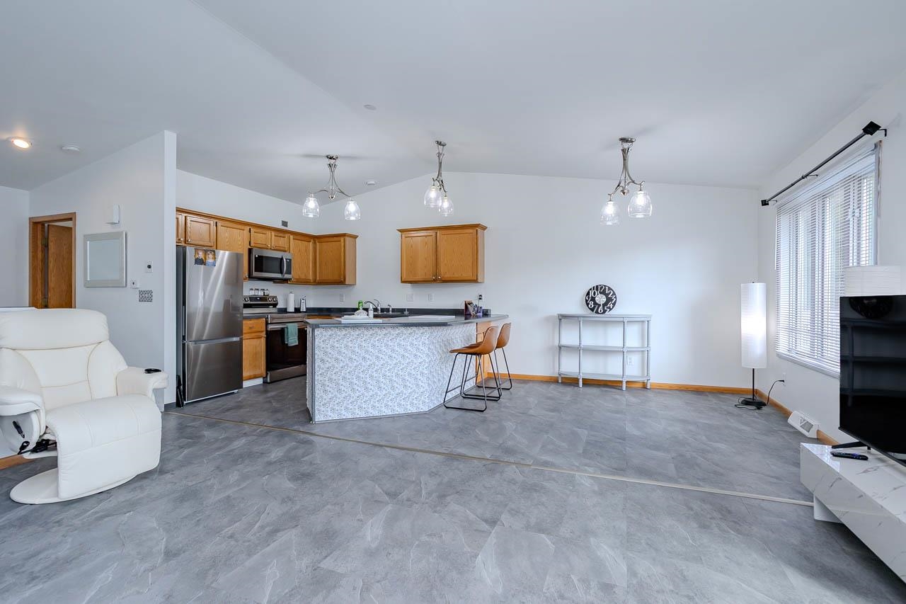 152573-152575 Iris Lane Property Photo 8