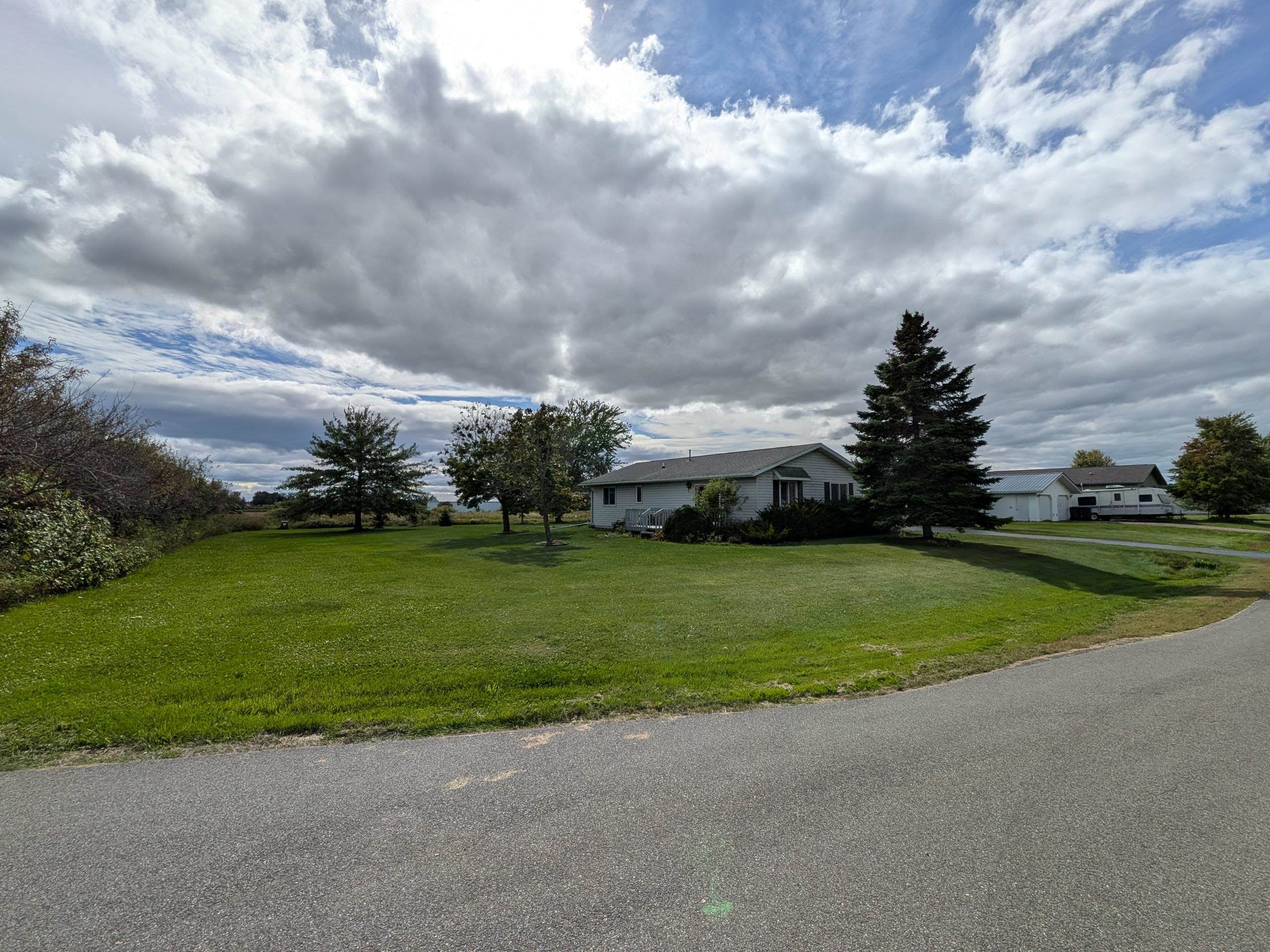 1107 E Apple Street Property Photo 3