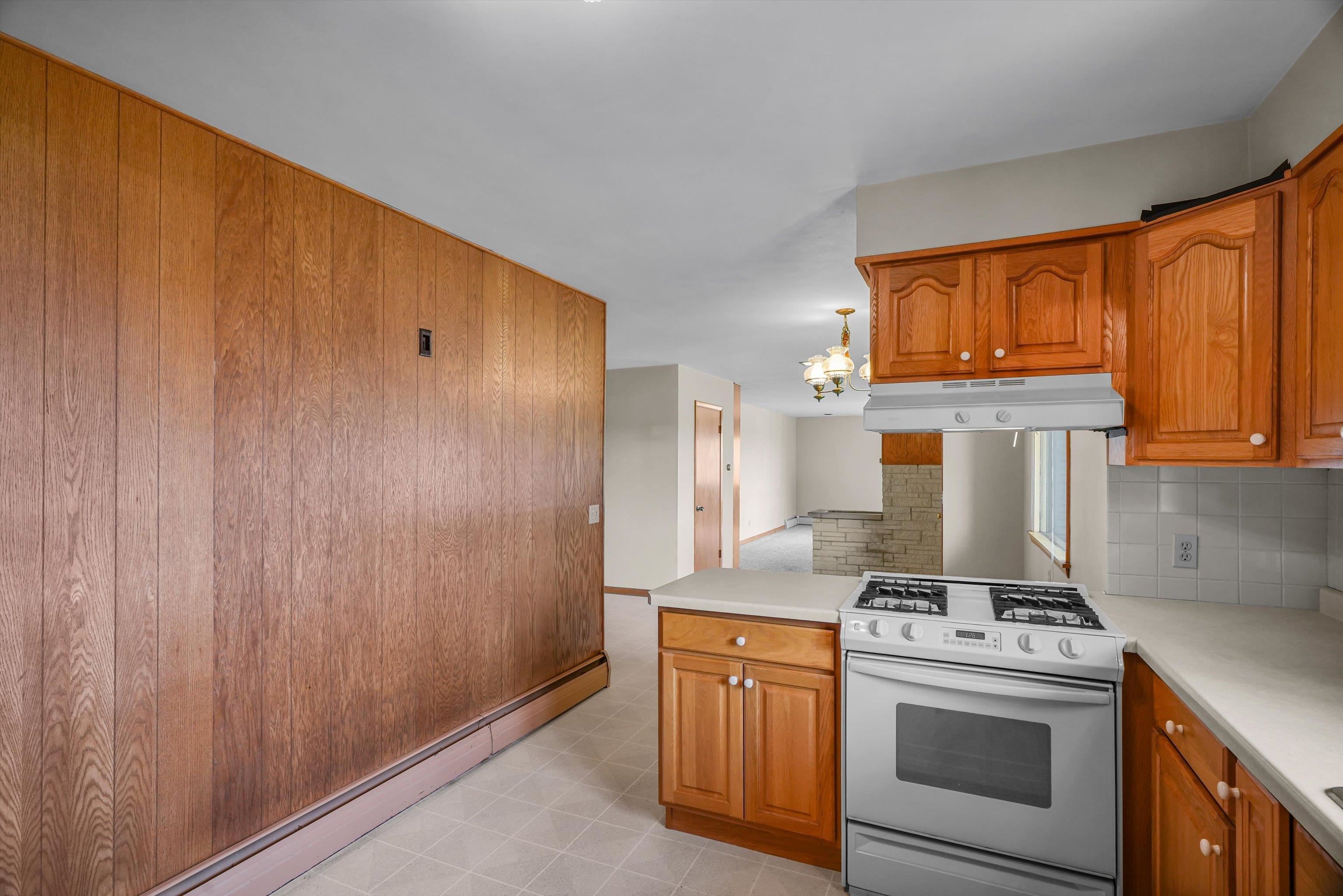 721 W Upham Street Property Photo 8