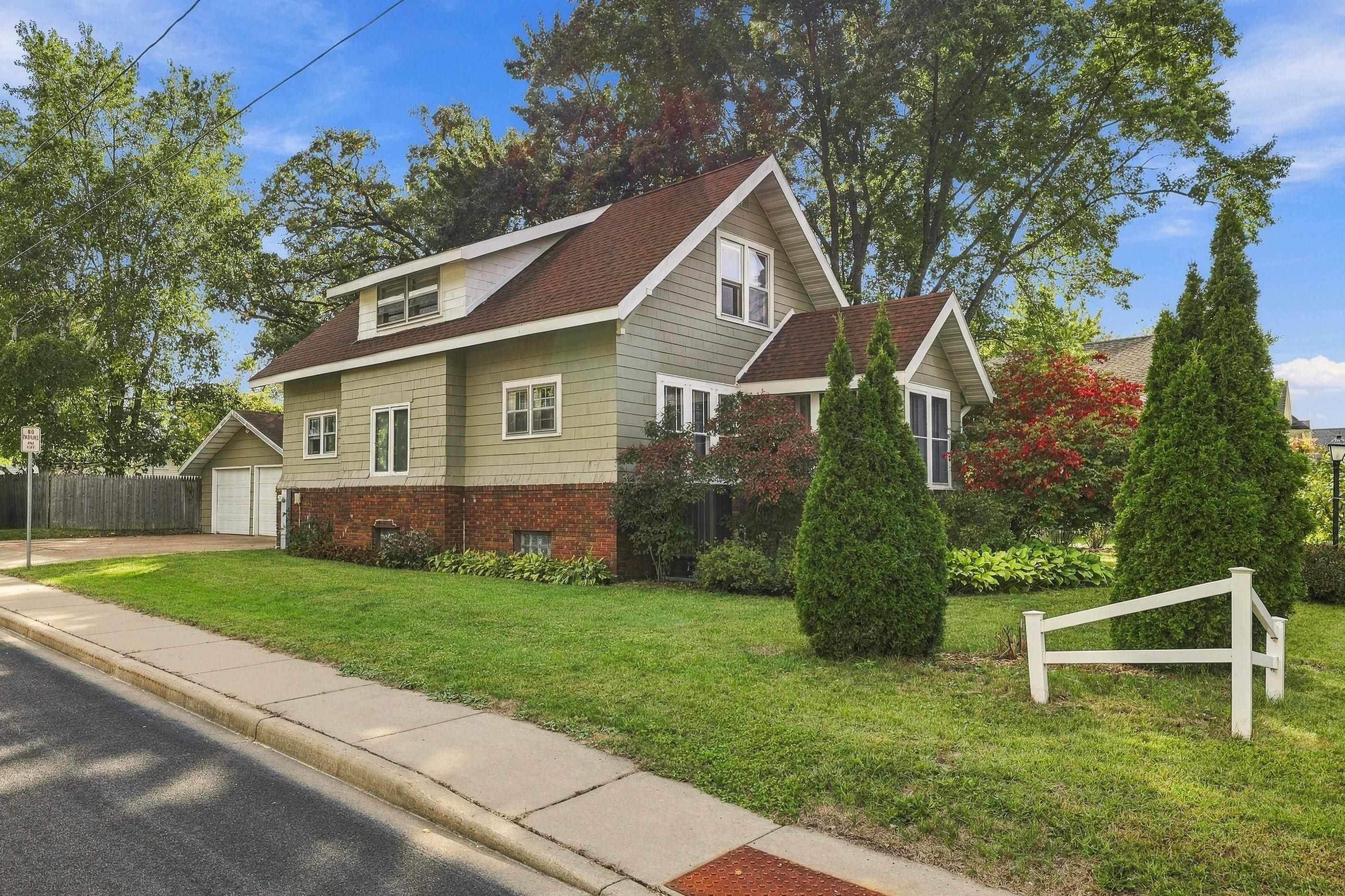 2045 Center Street Property Photo 4