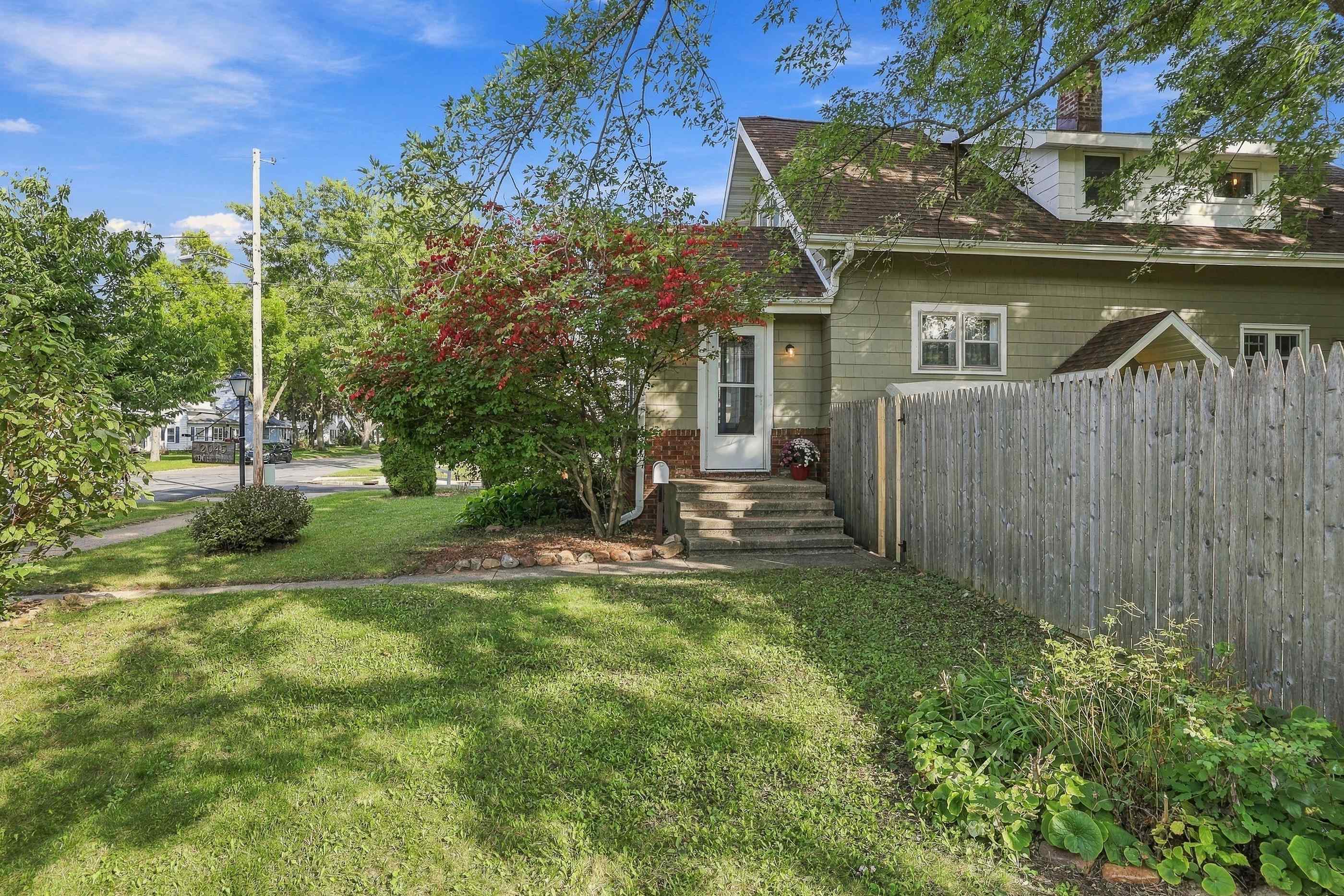 2045 Center Street Property Photo 6