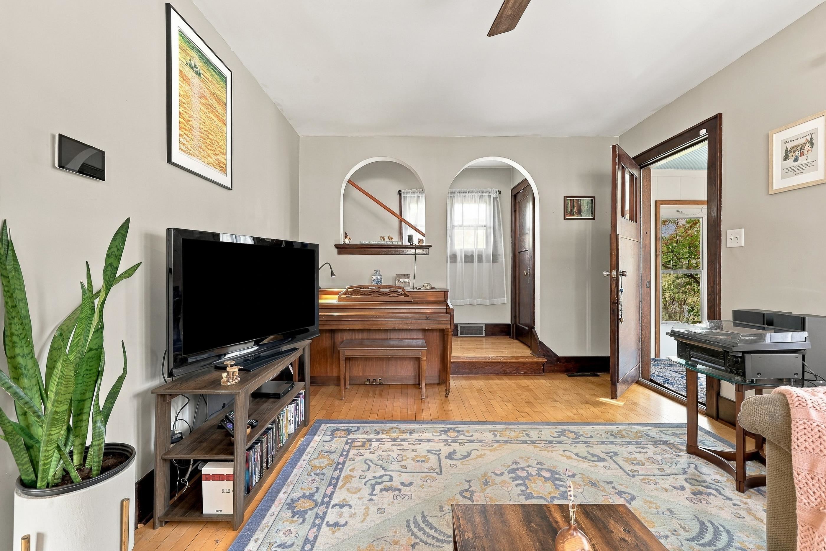 2045 Center Street Property Photo 11