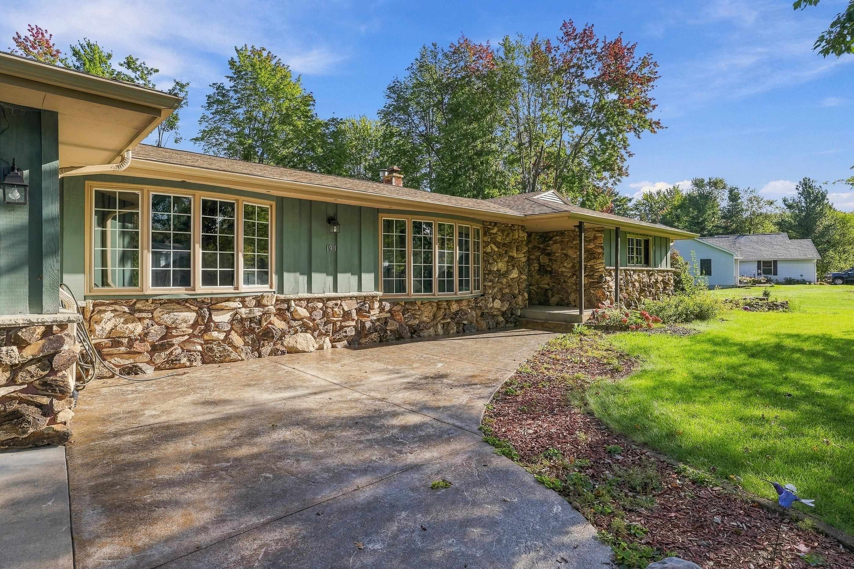 1911 Shamrock Lane Property Photo 4