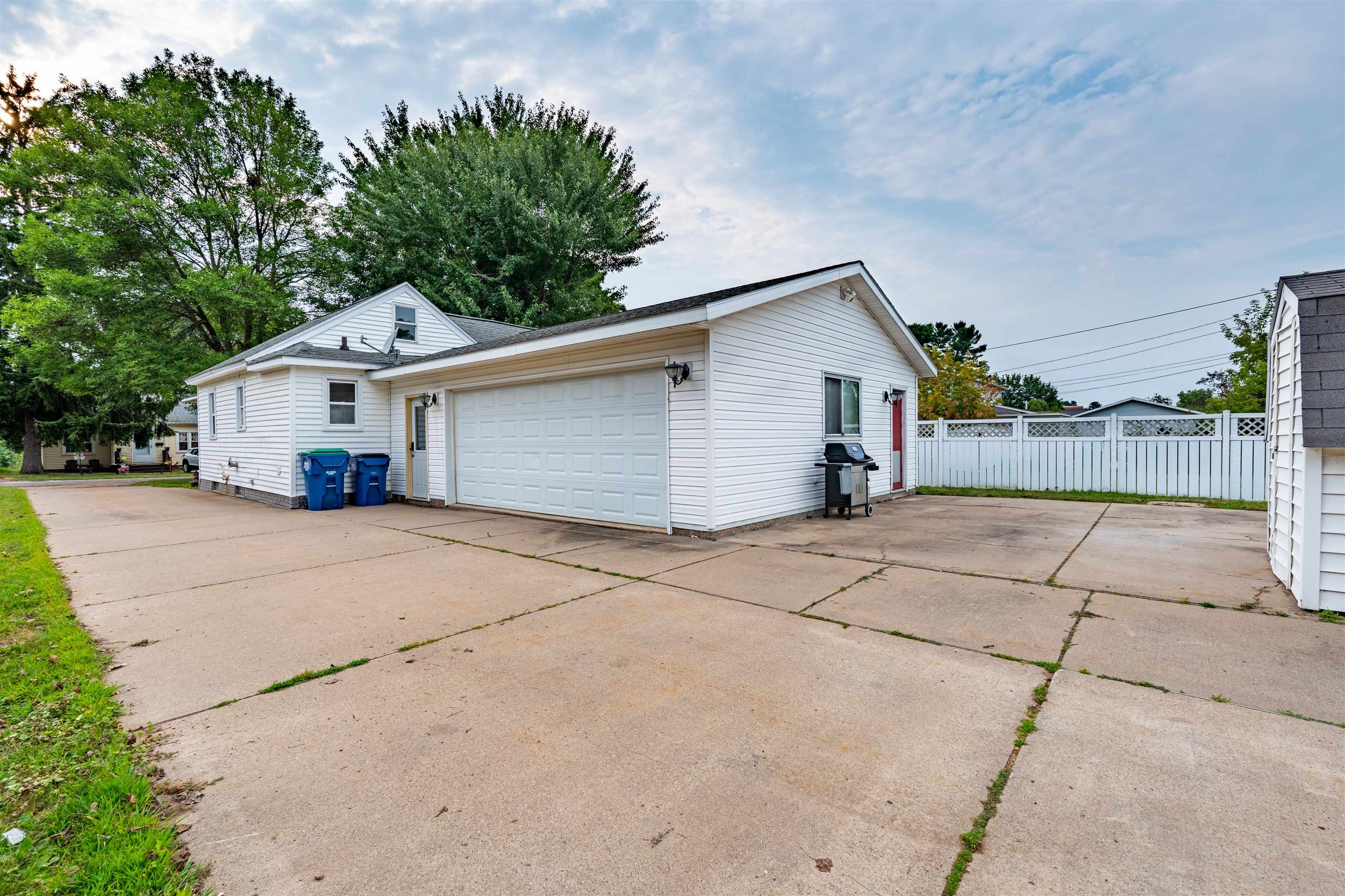 1119 S 13th Avenue Property Photo 3