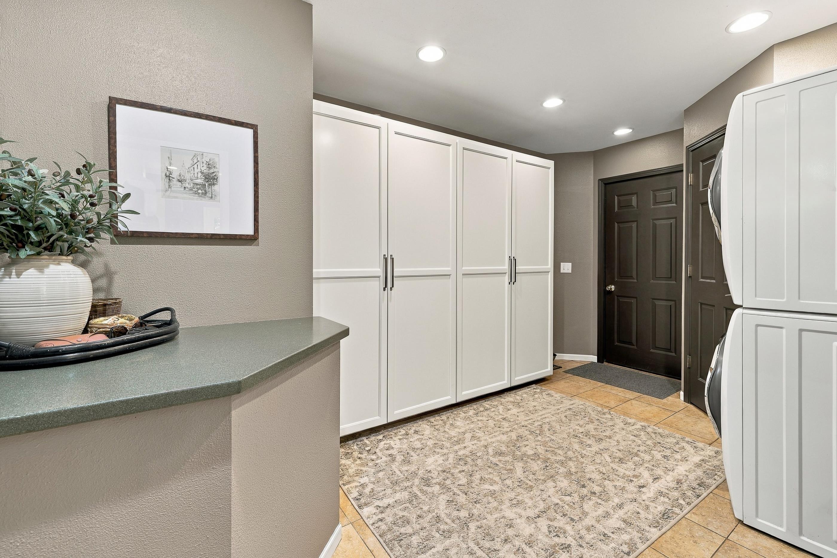 2400 Shadowview Circle Property Photo 27