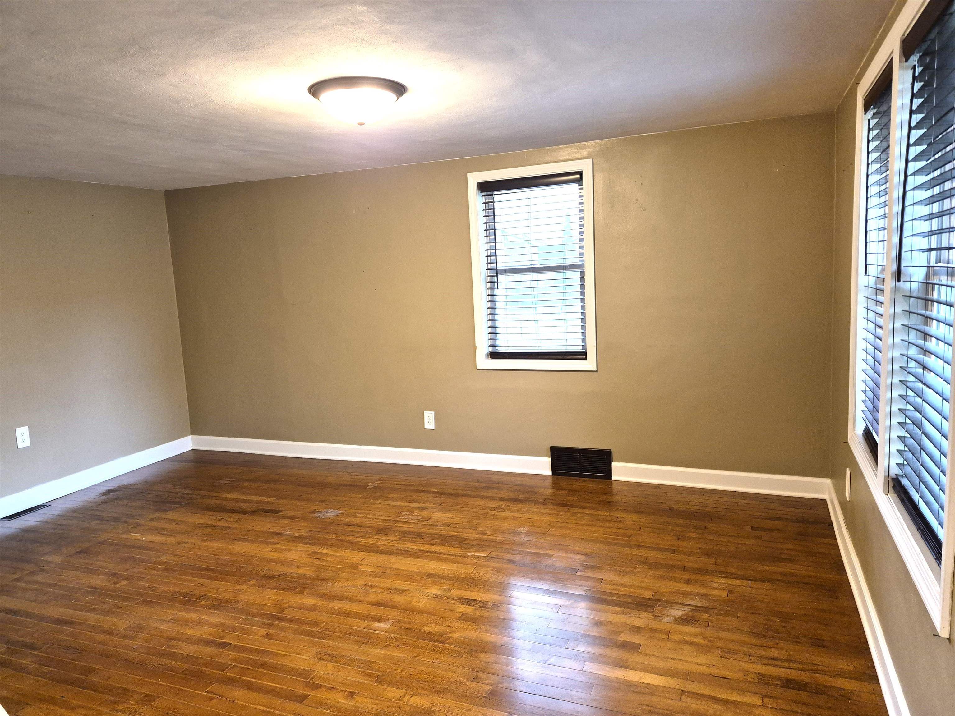 1008 S Clark Avenue Property Photo 3